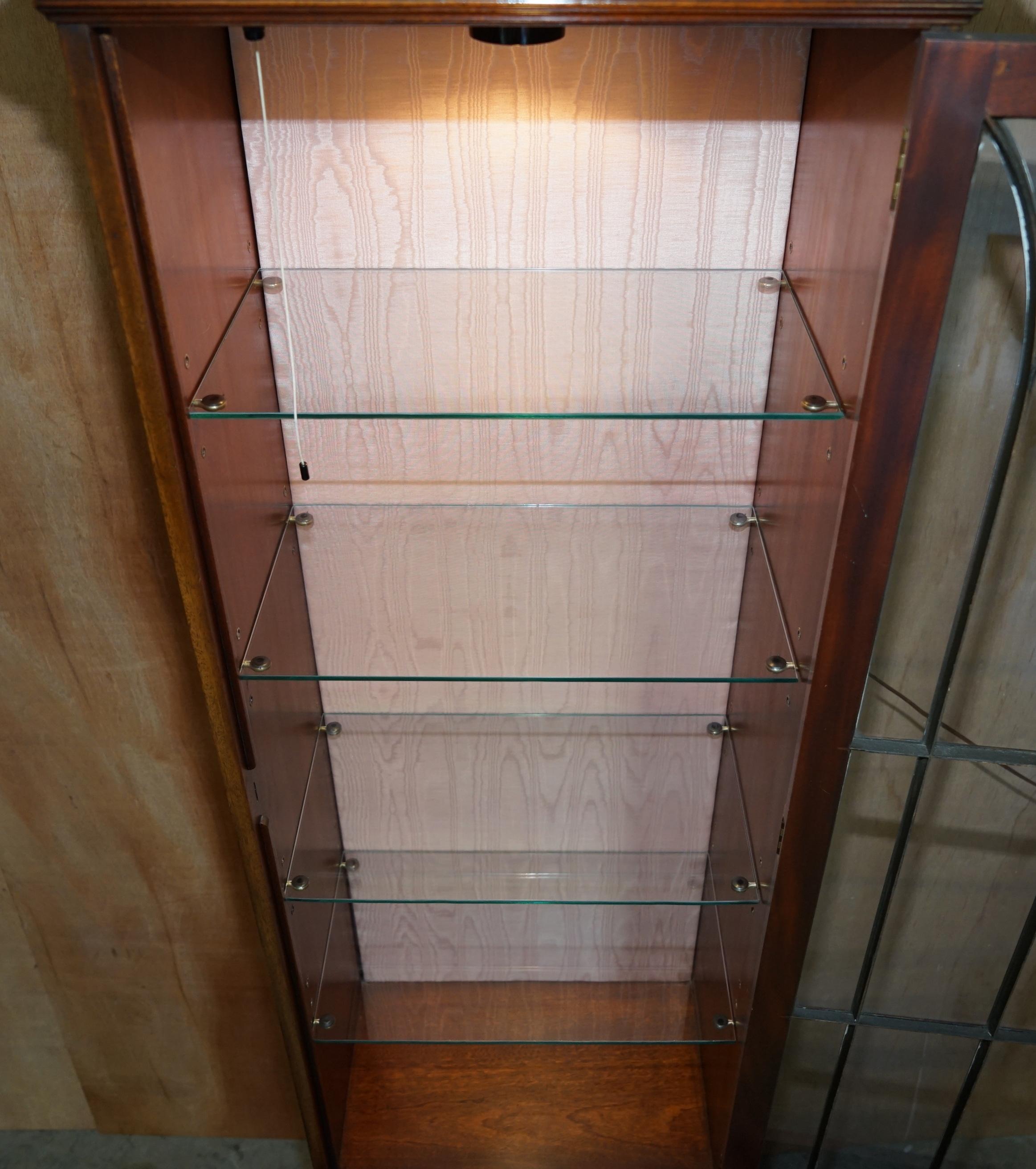 Geflammtes Hartholz  Bevan Funnell Glasböden mit Lights Bibliotheksschrank Boocase Cabinet im Angebot 6
