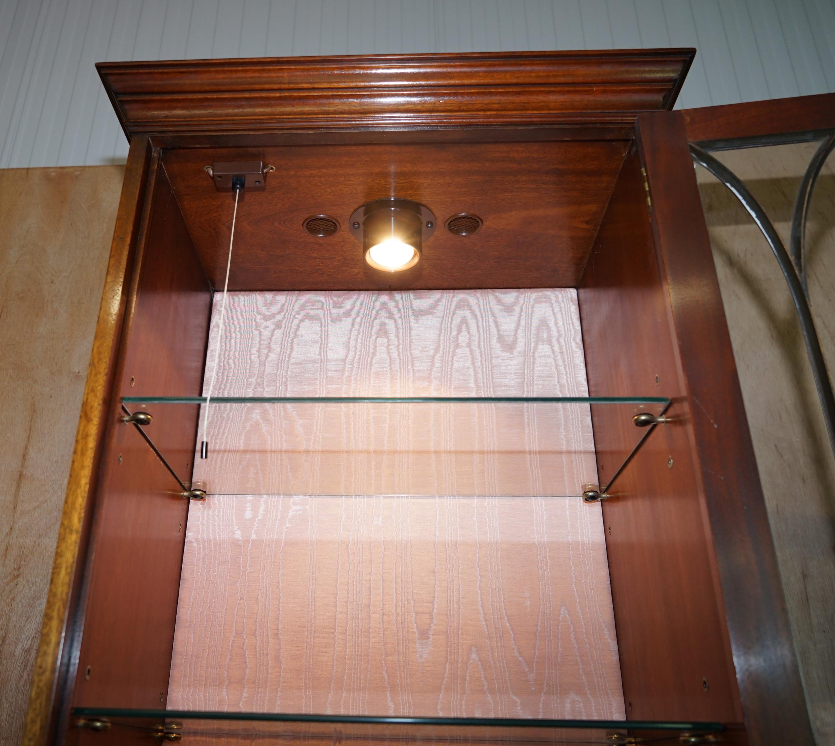 Geflammtes Hartholz  Bevan Funnell Glasböden mit Lights Bibliotheksschrank Boocase Cabinet im Angebot 7