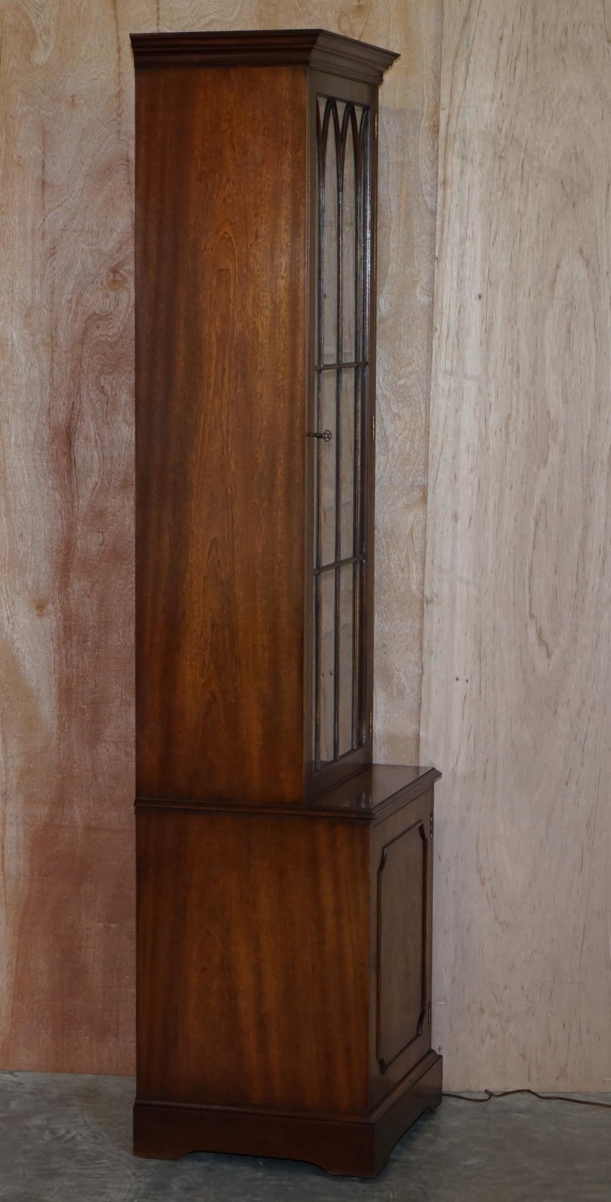 Geflammtes Hartholz  Bevan Funnell Glasböden mit Lights Bibliotheksschrank Boocase Cabinet im Angebot 8
