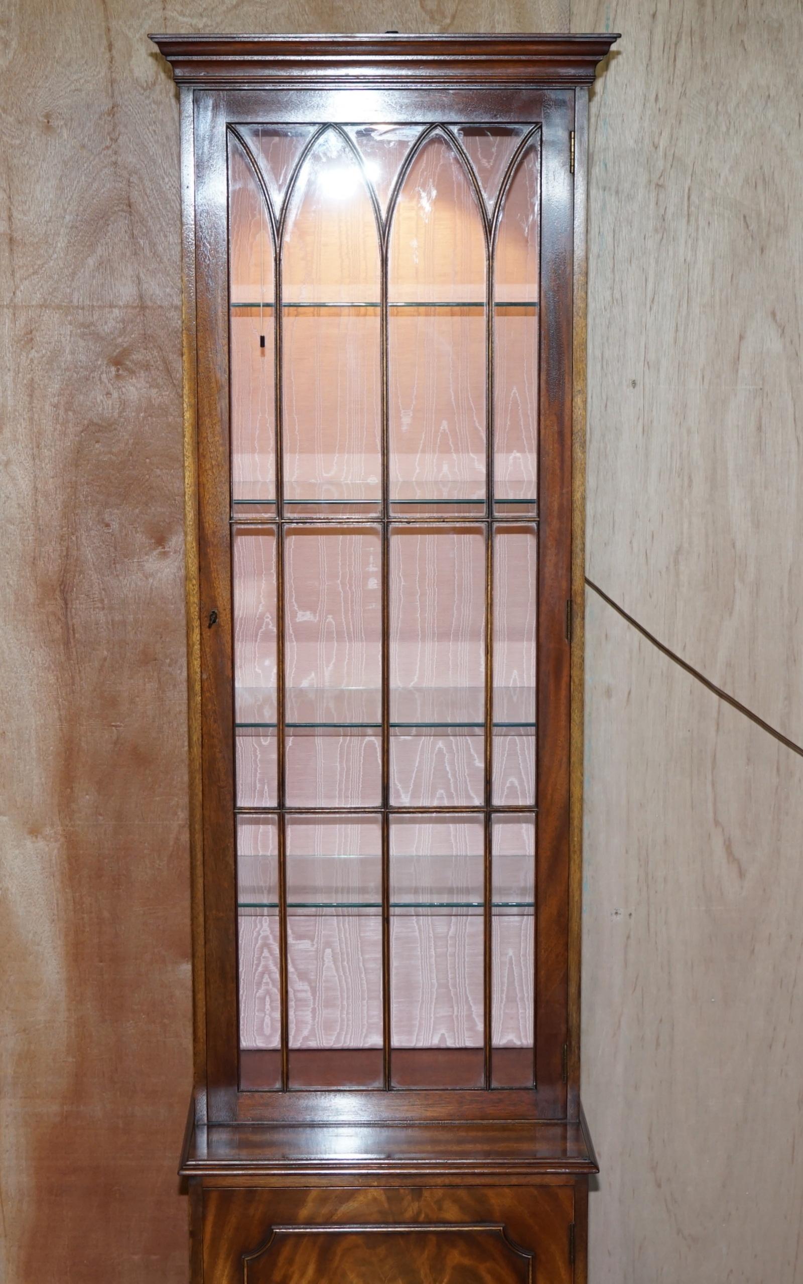 Geflammtes Hartholz  Bevan Funnell Glasböden mit Lights Bibliotheksschrank Boocase Cabinet (Englisch) im Angebot