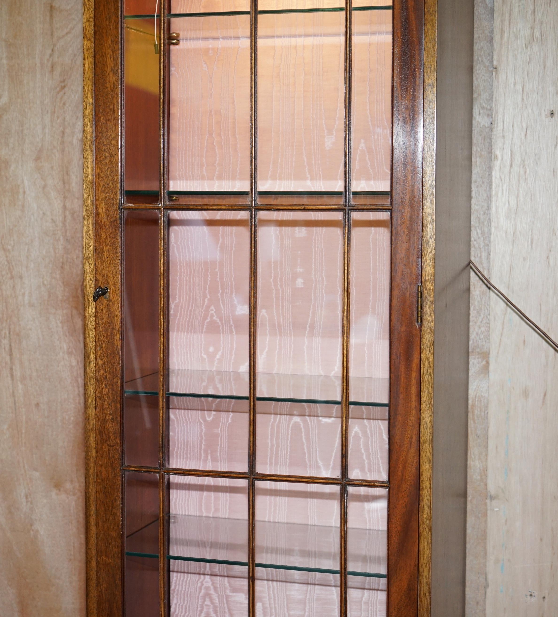 Geflammtes Hartholz  Bevan Funnell Glasböden mit Lights Bibliotheksschrank Boocase Cabinet (20. Jahrhundert) im Angebot