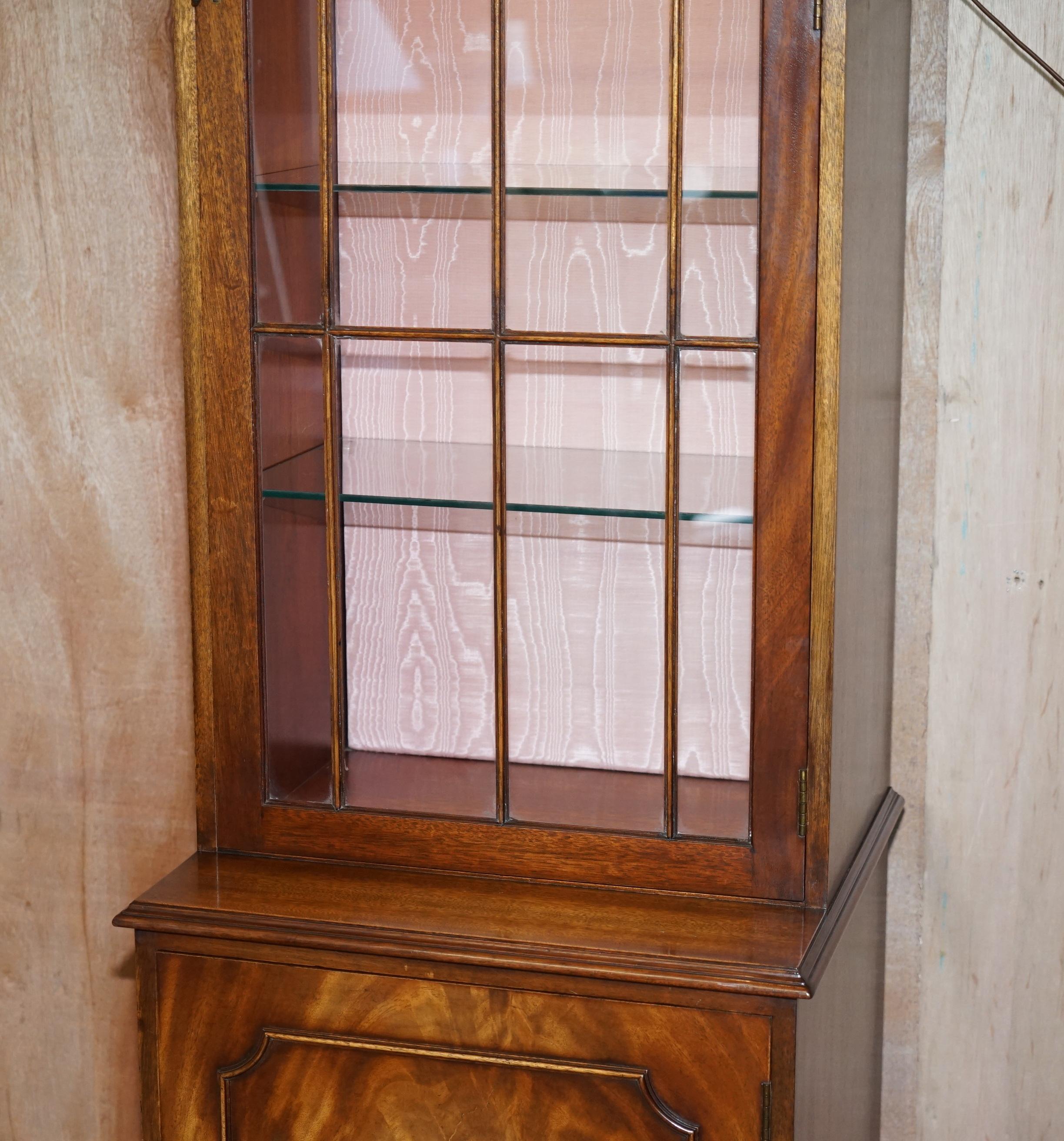 Geflammtes Hartholz  Bevan Funnell Glasböden mit Lights Bibliotheksschrank Boocase Cabinet im Angebot 1