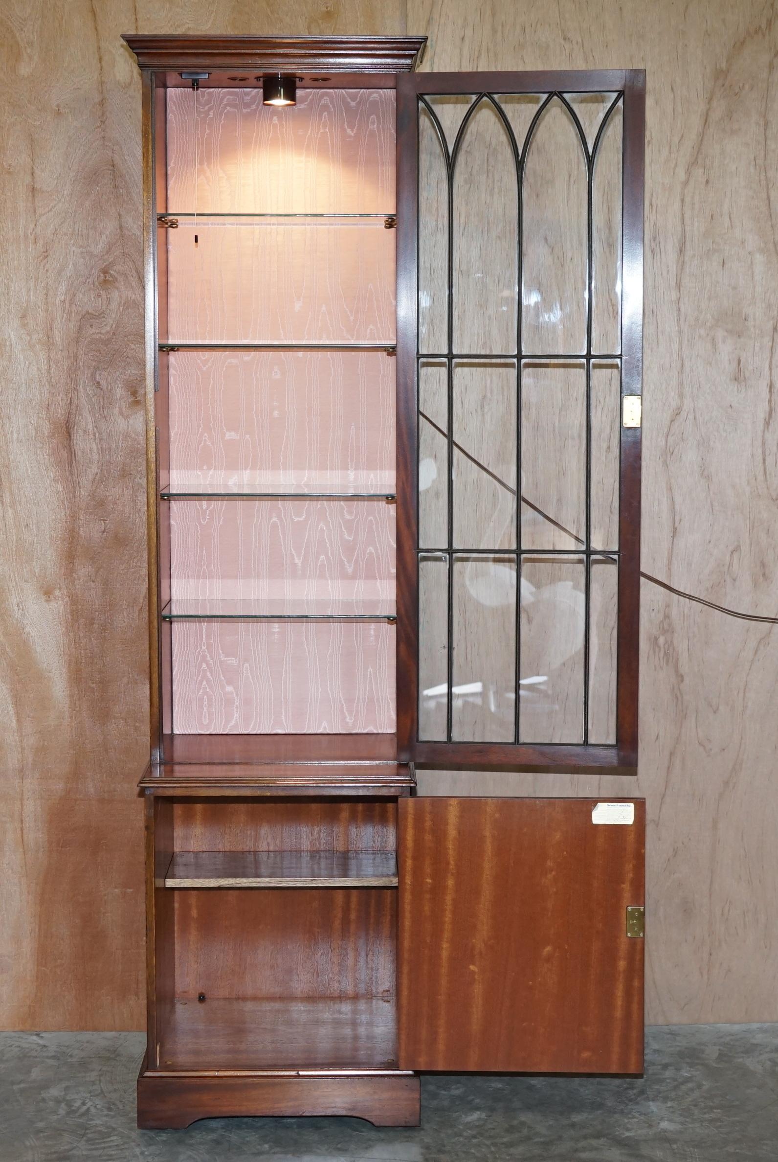 Geflammtes Hartholz  Bevan Funnell Glasböden mit Lights Bibliotheksschrank Boocase Cabinet im Angebot 2