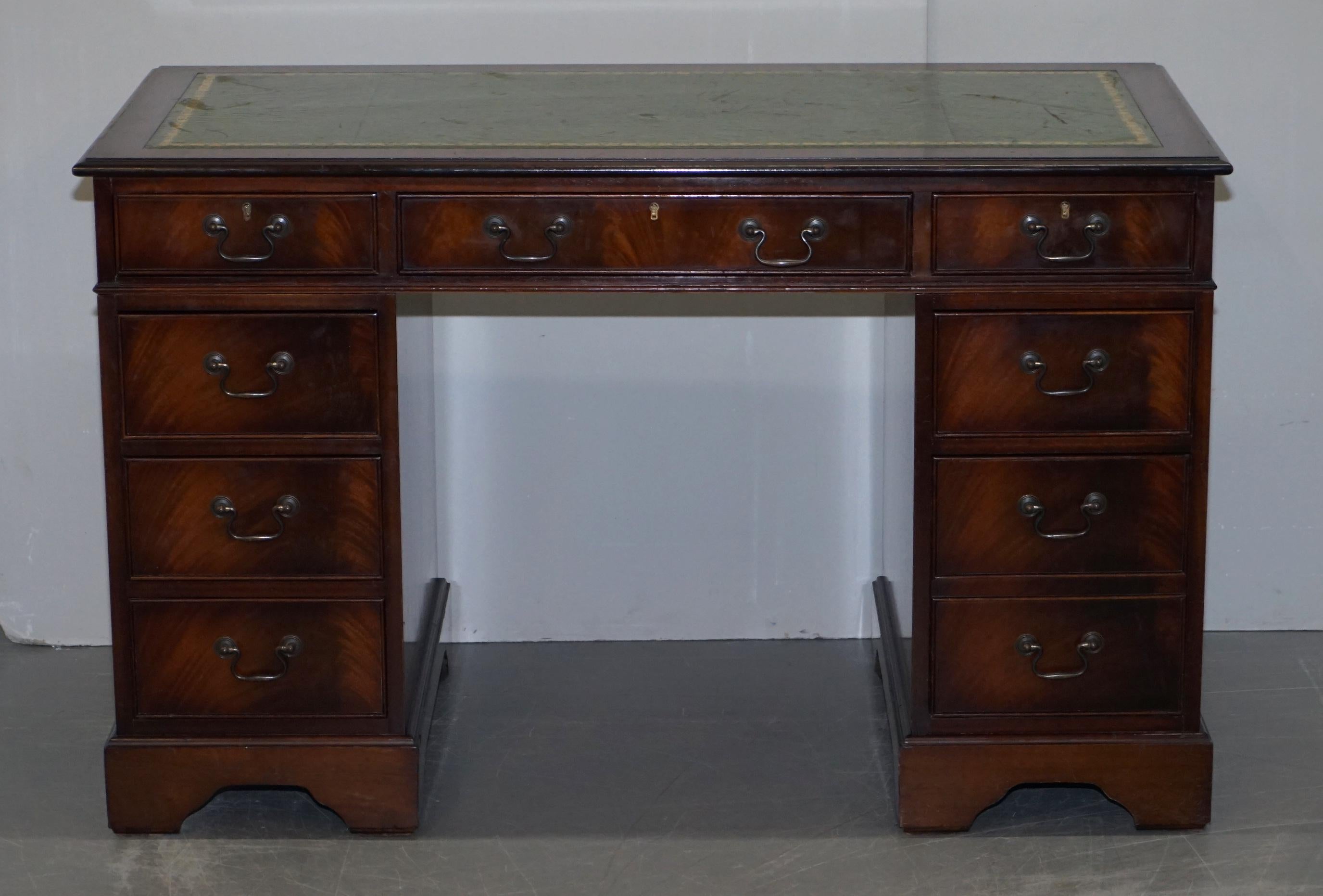We are delighted to offer for sale this lovely vintage flamed mahogany twin pedestal partner desk with aged green leather writing surface

A good looking well made and nice sized desk.

The desk splits into three easy to transport pieces, it has