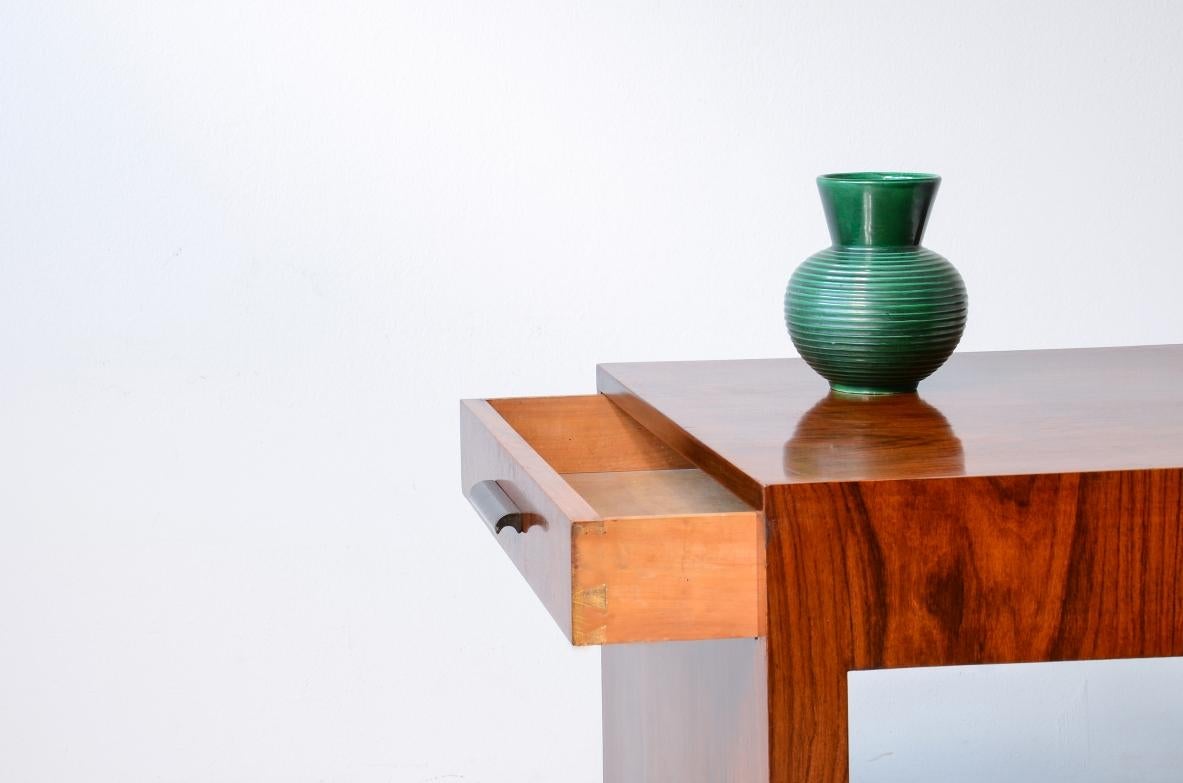 italien Flamed walnut desk with bands and uprights en vente