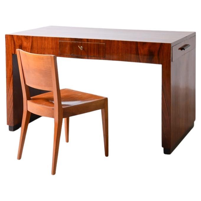 Flamed walnut desk with bands and uprights en vente