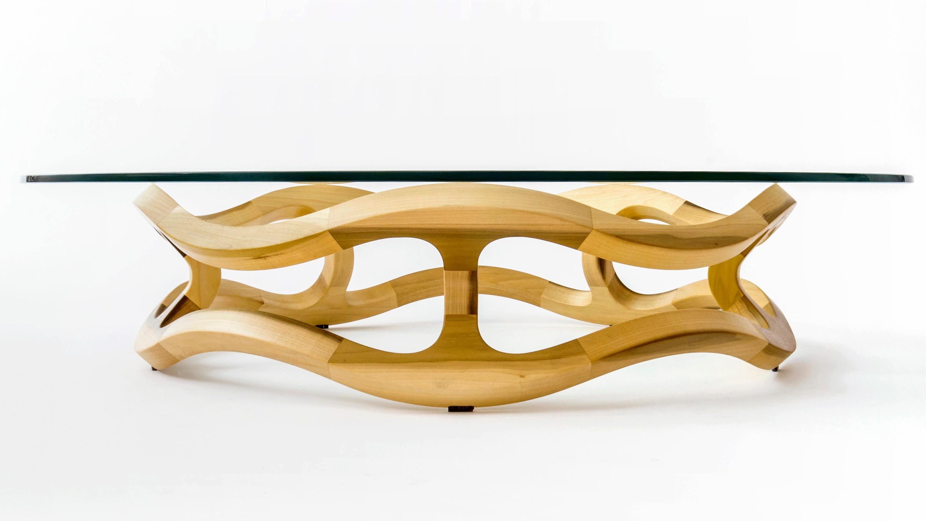 La table basse centrale FLAMENCA est le successeur de la table primée et sculpturale TORO G10. Plus petit dans ses dimensions, il partage avec lui une même conception expérimentale des matériaux et des méthodes de production alliant technologie et