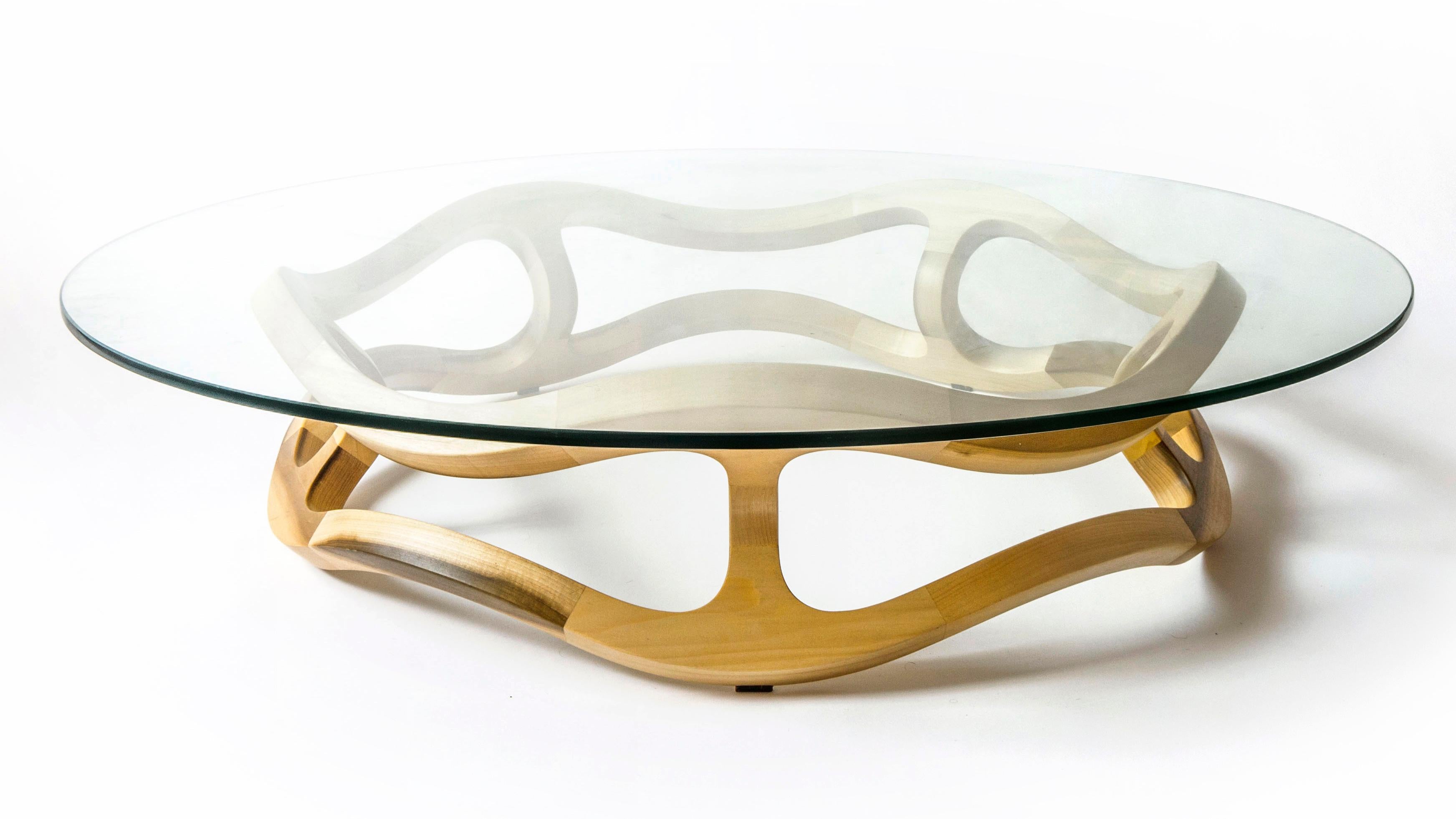 Flamenca, Geometrischer skulpturaler Mitteltisch aus Massivholz von Pedro Cerisola im Angebot 1