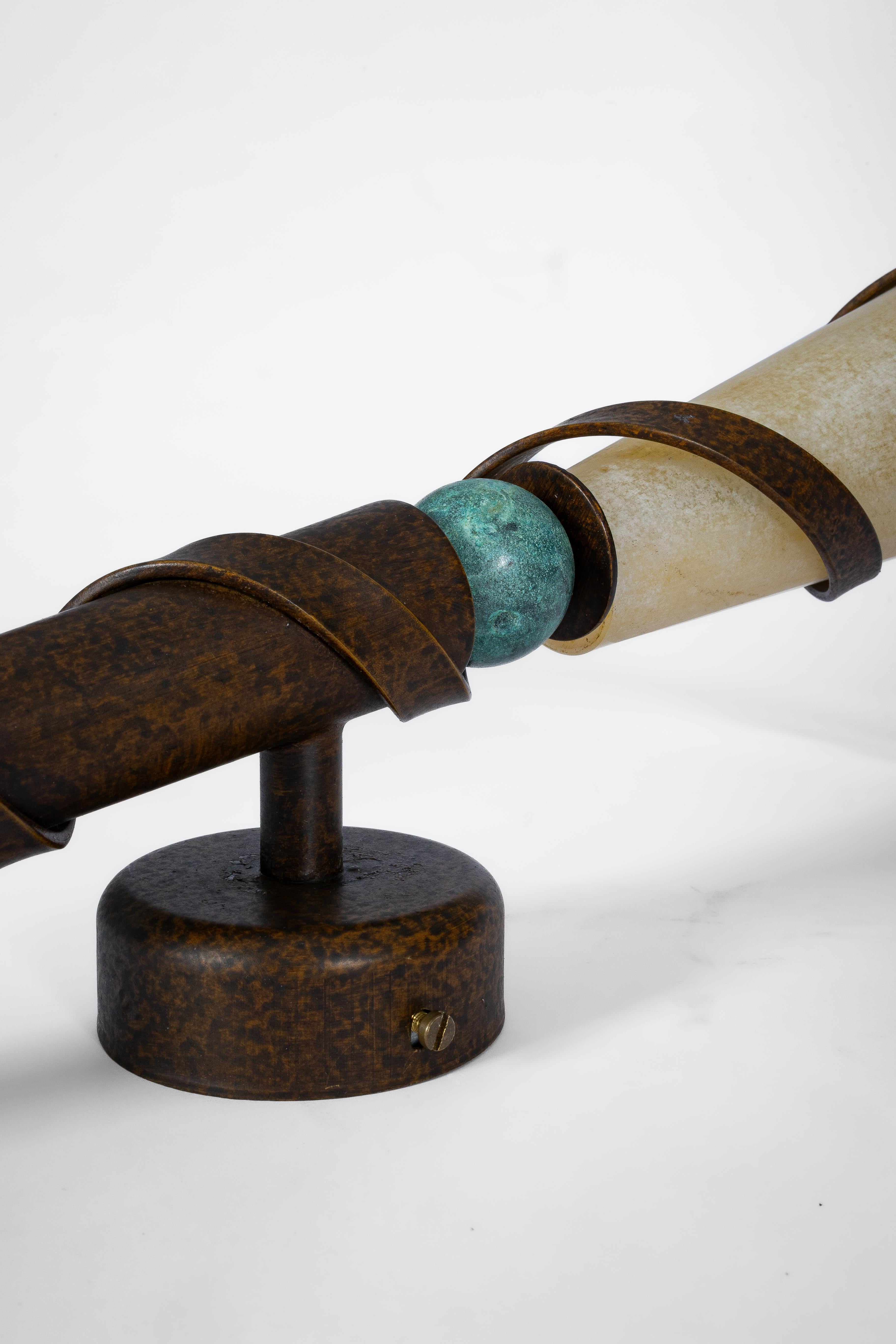 Flamina Italia: 2 apliques antorchas años 80 en vidrio esmerilado y hierro Renacimiento gótico en venta