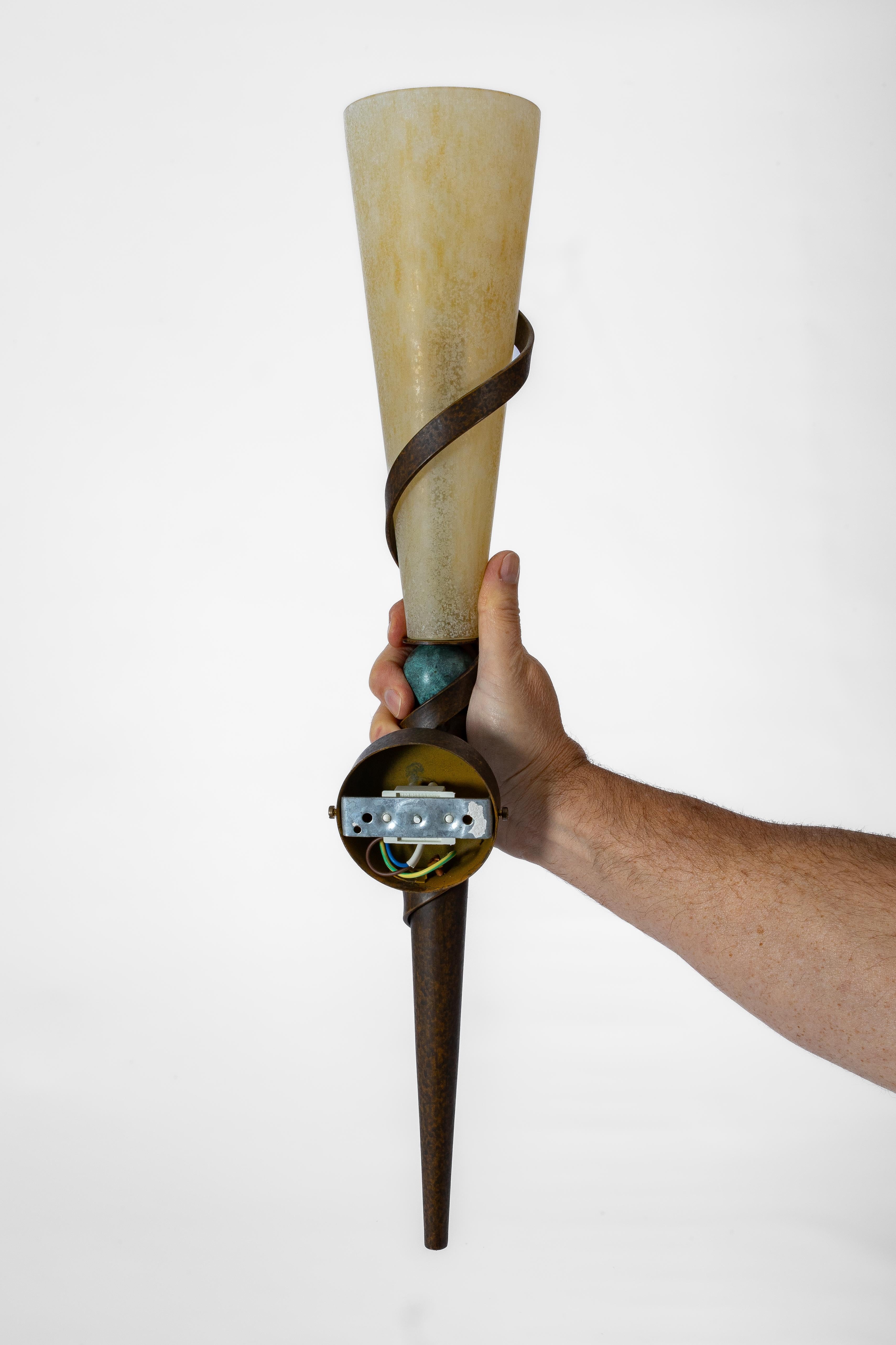 Flamina Italia: 2 apliques antorchas años 80 en vidrio esmerilado y hierro Italiano en venta