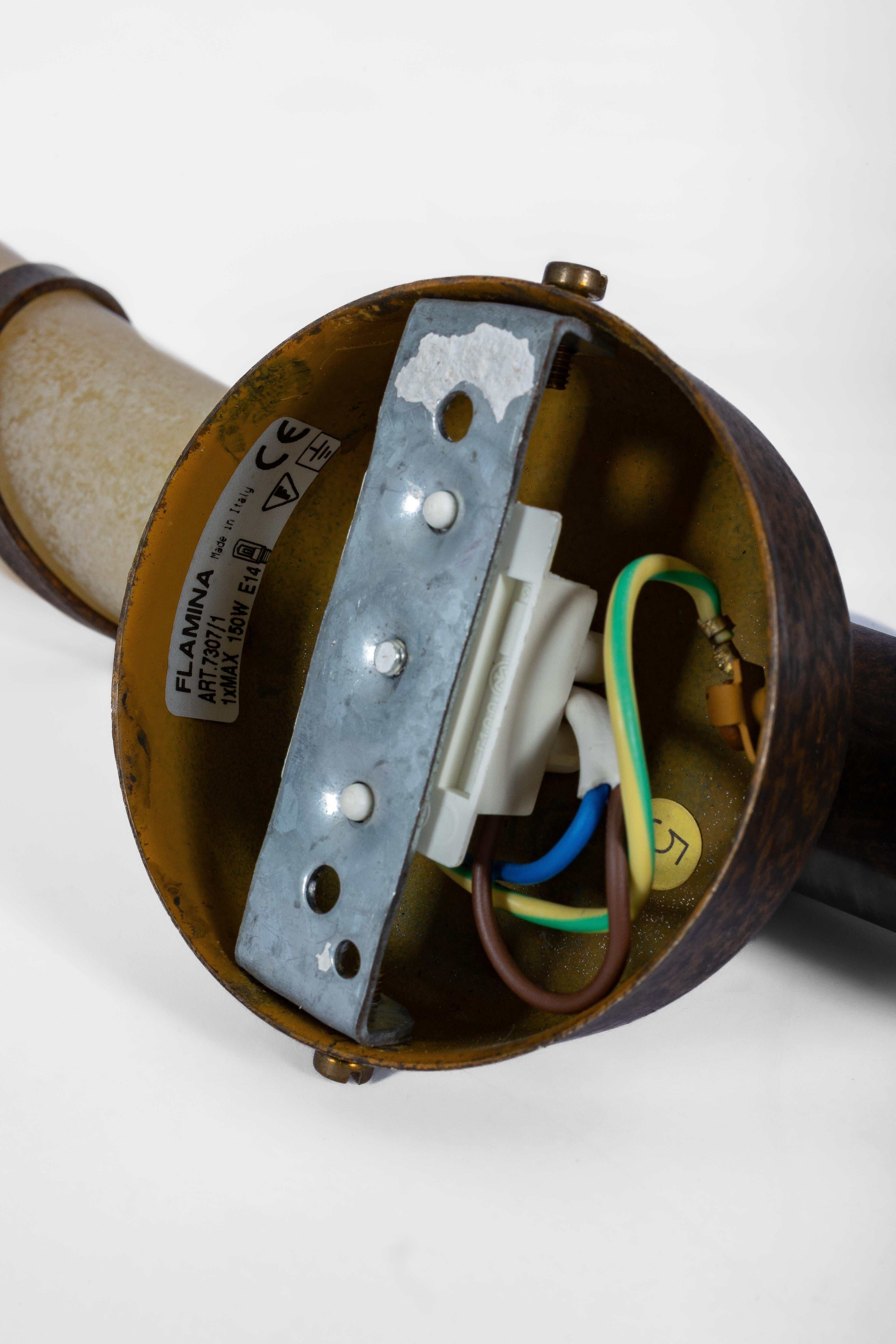 Flamina Italia: 2 apliques antorchas años 80 en vidrio esmerilado y hierro en Bueno estado para la venta en Zemst, BE