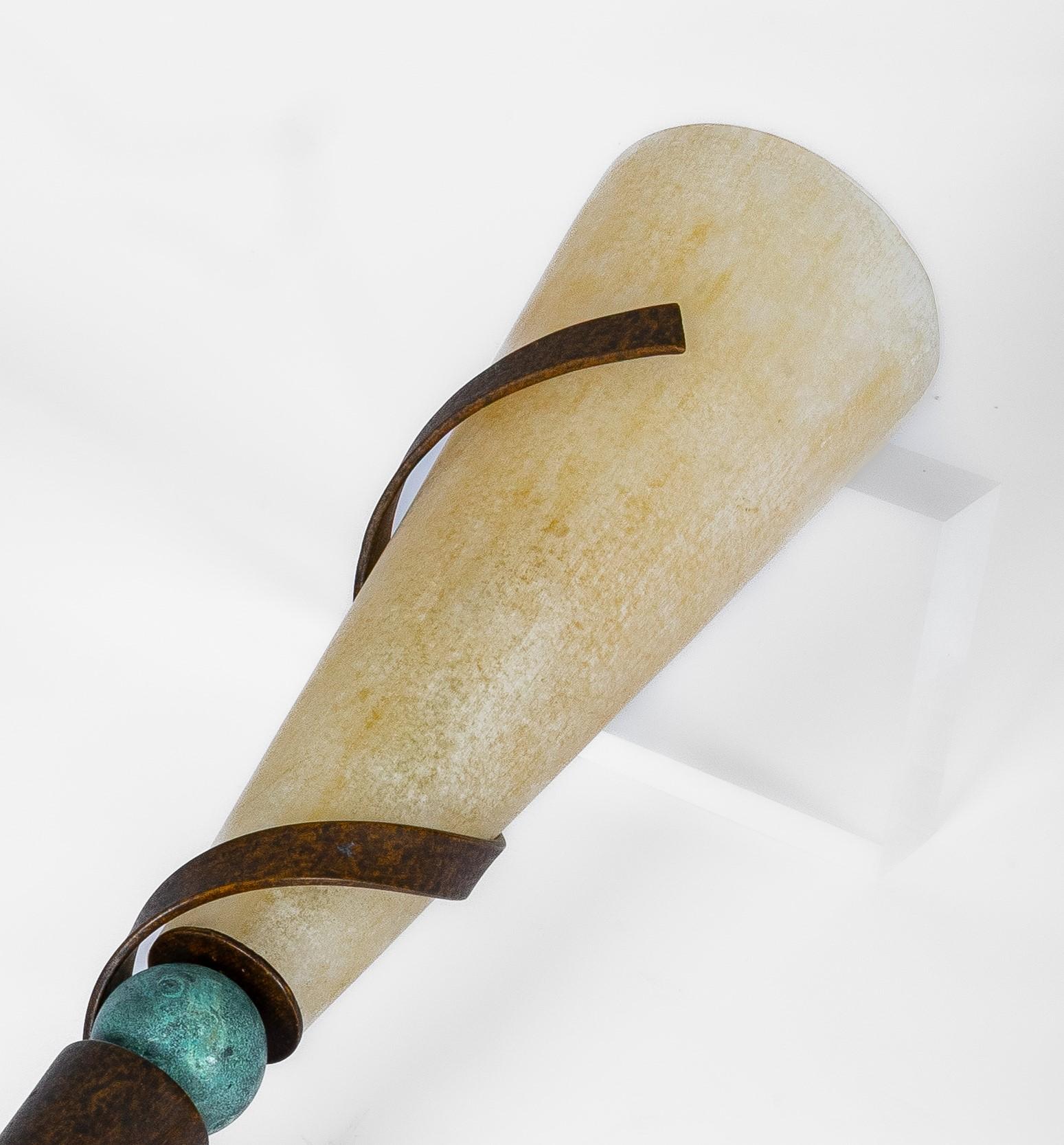 Flamina Italia: 2 apliques antorchas años 80 en vidrio esmerilado y hierro siglo XX en venta