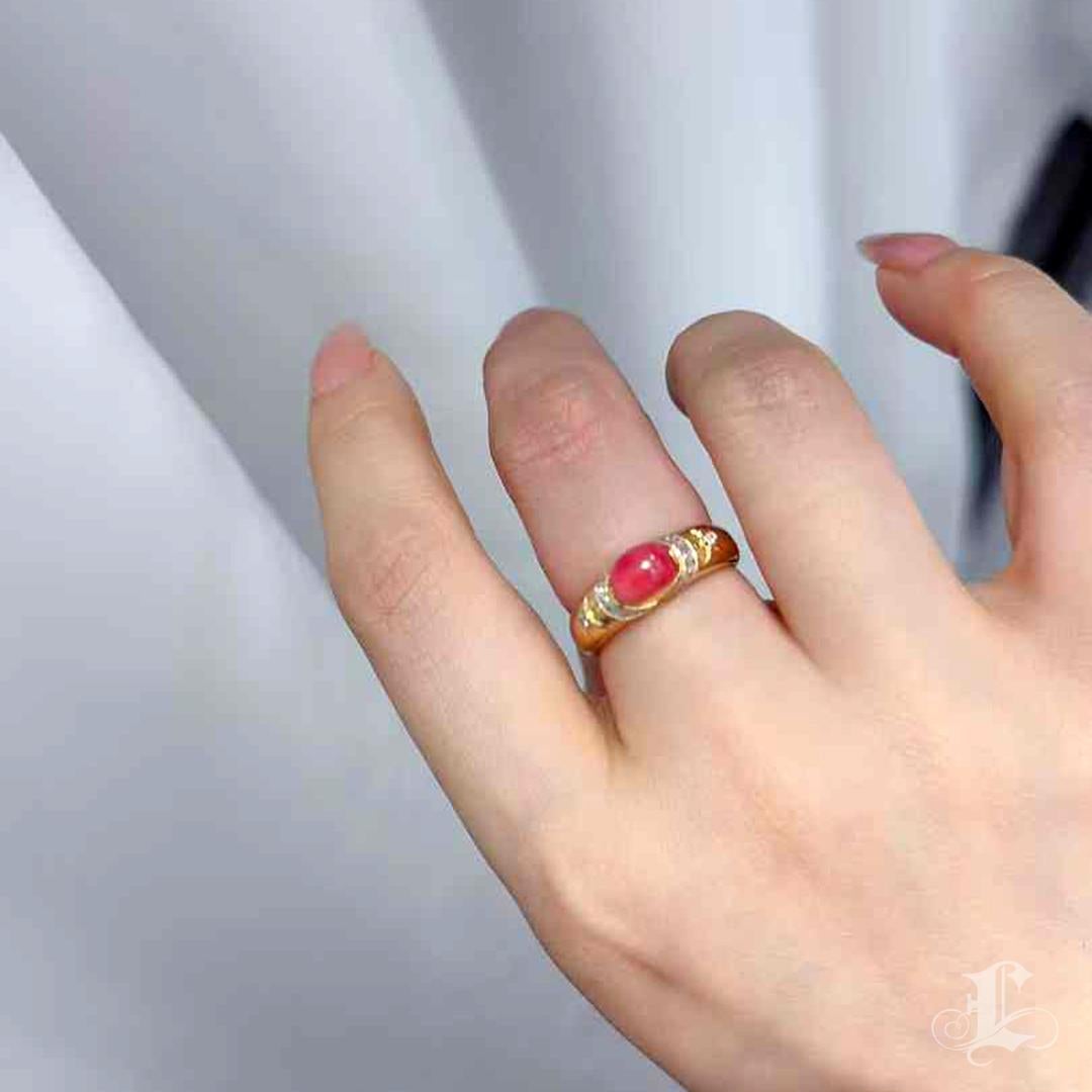 Un'ode romantica al lusso vintage, questo anello presenta una perla conchiglia rosa fenicottero da 1,67 carati con una forma a goccia simmetrica e una fiamma vivida. Incastonata nell'oro giallo 18 carati inciso, la tonalità calda si integra