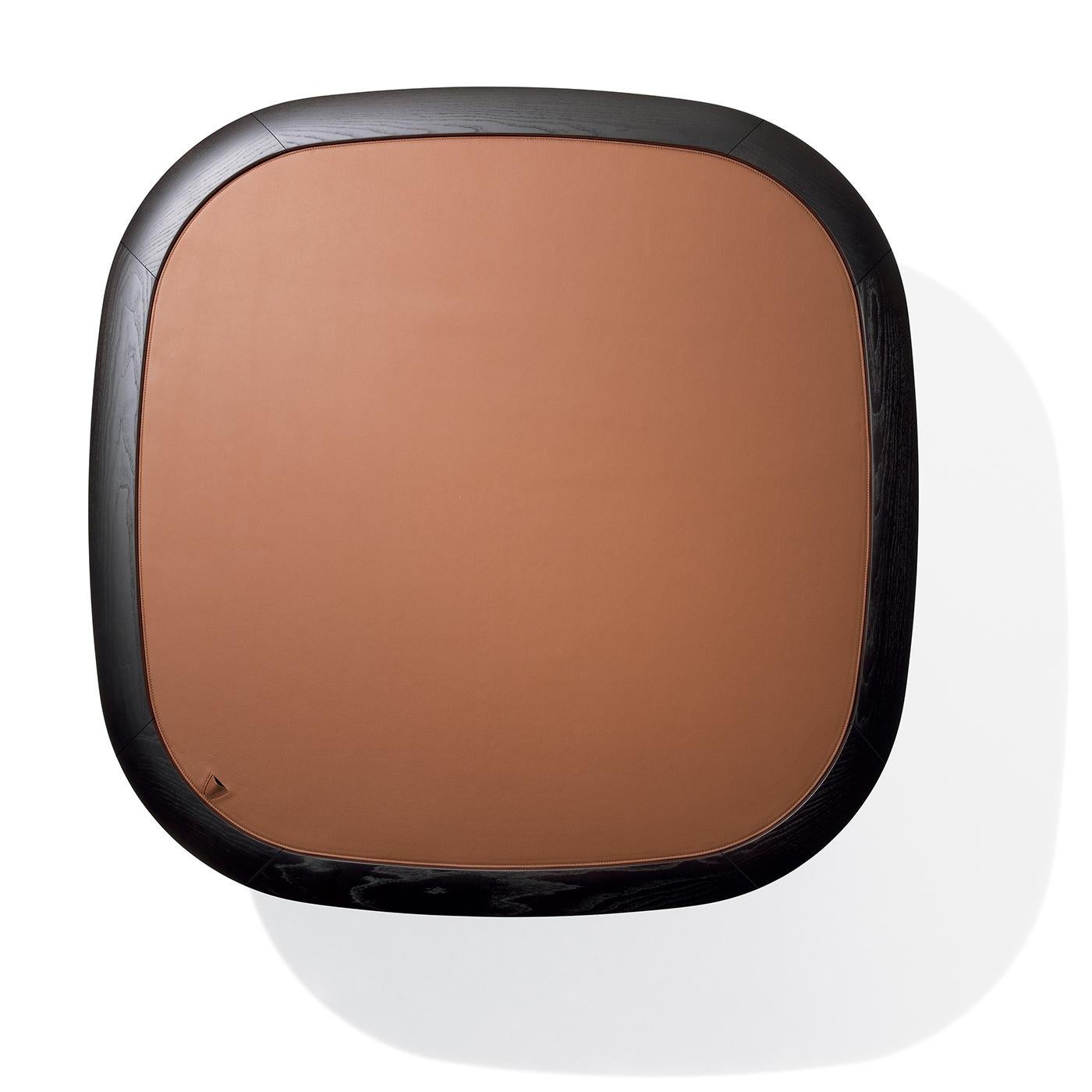 This gaming table designed for four players features four drawers with internal trays for storage. The structure combines ash wood with a grey glass top and a leather base, evoking the classic elegance of Las Vegas Flamingo poker tables. The top is