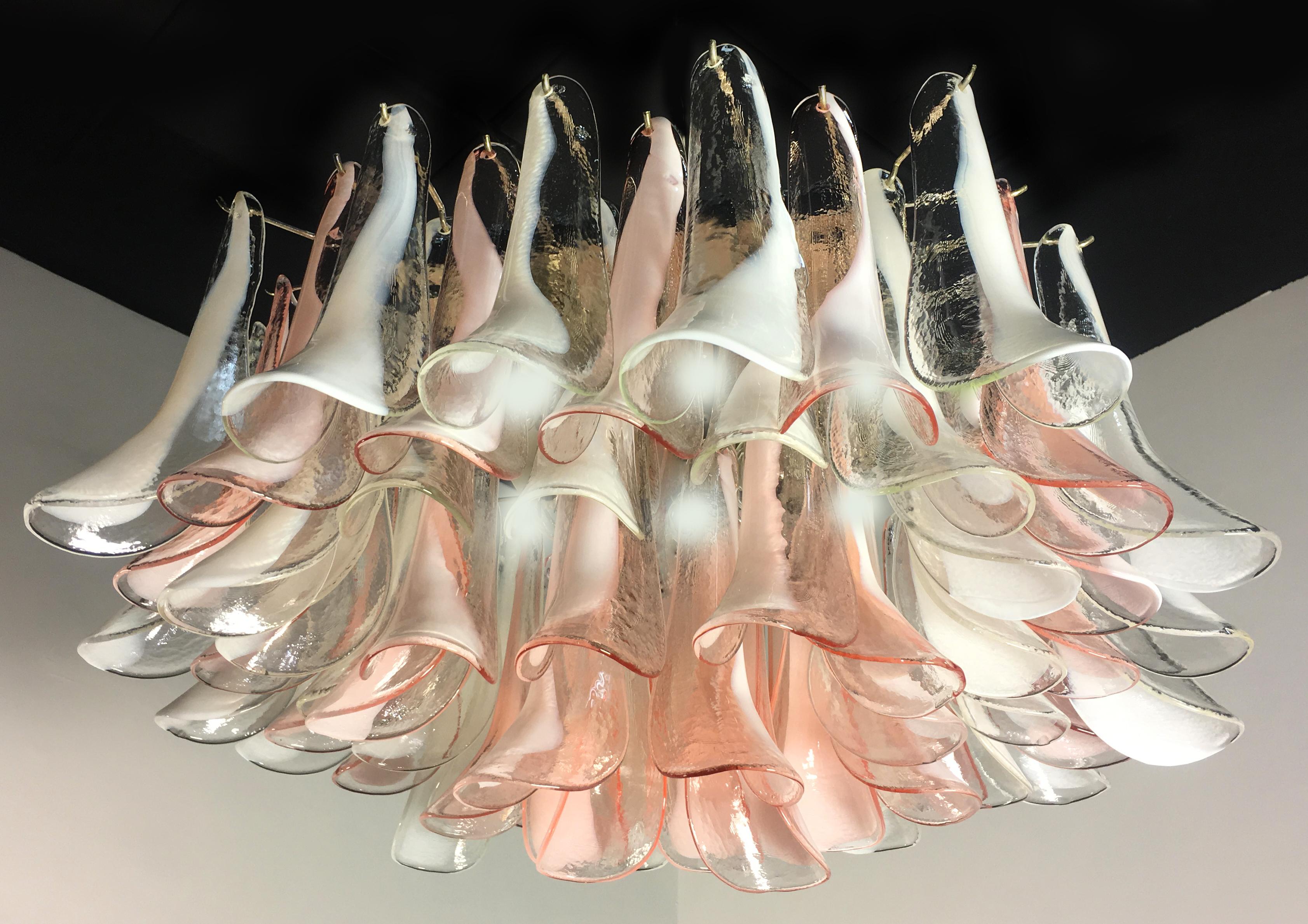 Elegant chandelier composed of 68 petals in precious Murano glass.
Measures: Height cm 40 
Diameter cm 86.

 