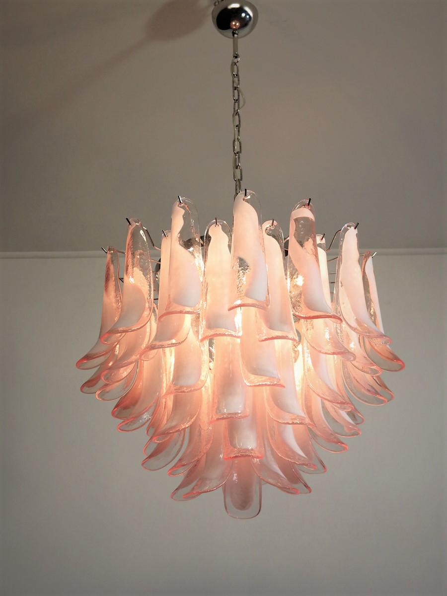 Italian vintage Murano chandelier - Mazzega - 53 pink lattimo glass petals
Murano Italian glass chandelier. Fantastic chandelier with pink and white “lattimo” glasses, nickel-plated metal frame. It has 53 big monumental petals glass. The glasses are