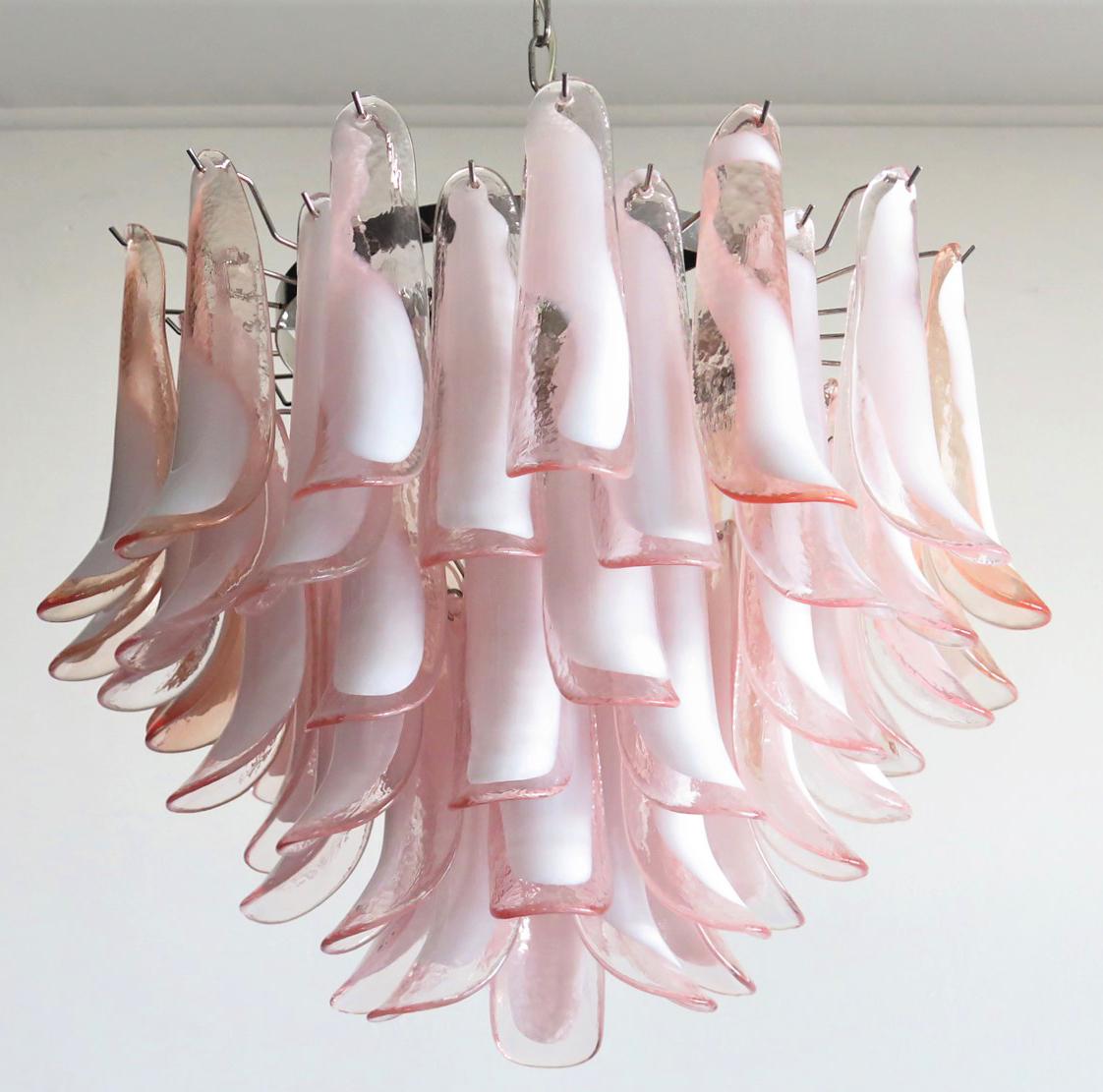 Flamingo' Italian 53 Pink Petal Chandeliers, Murano In Excellent Condition For Sale In Budapest, HU