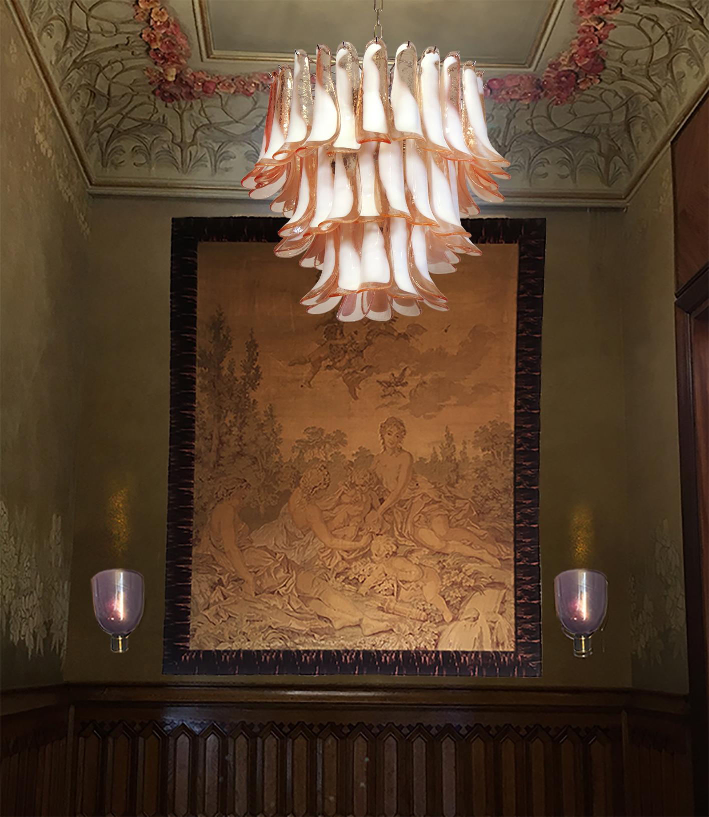 Metallo Lampadari 'Flamingo' italiani a 53 petali rosa, Murano in vendita