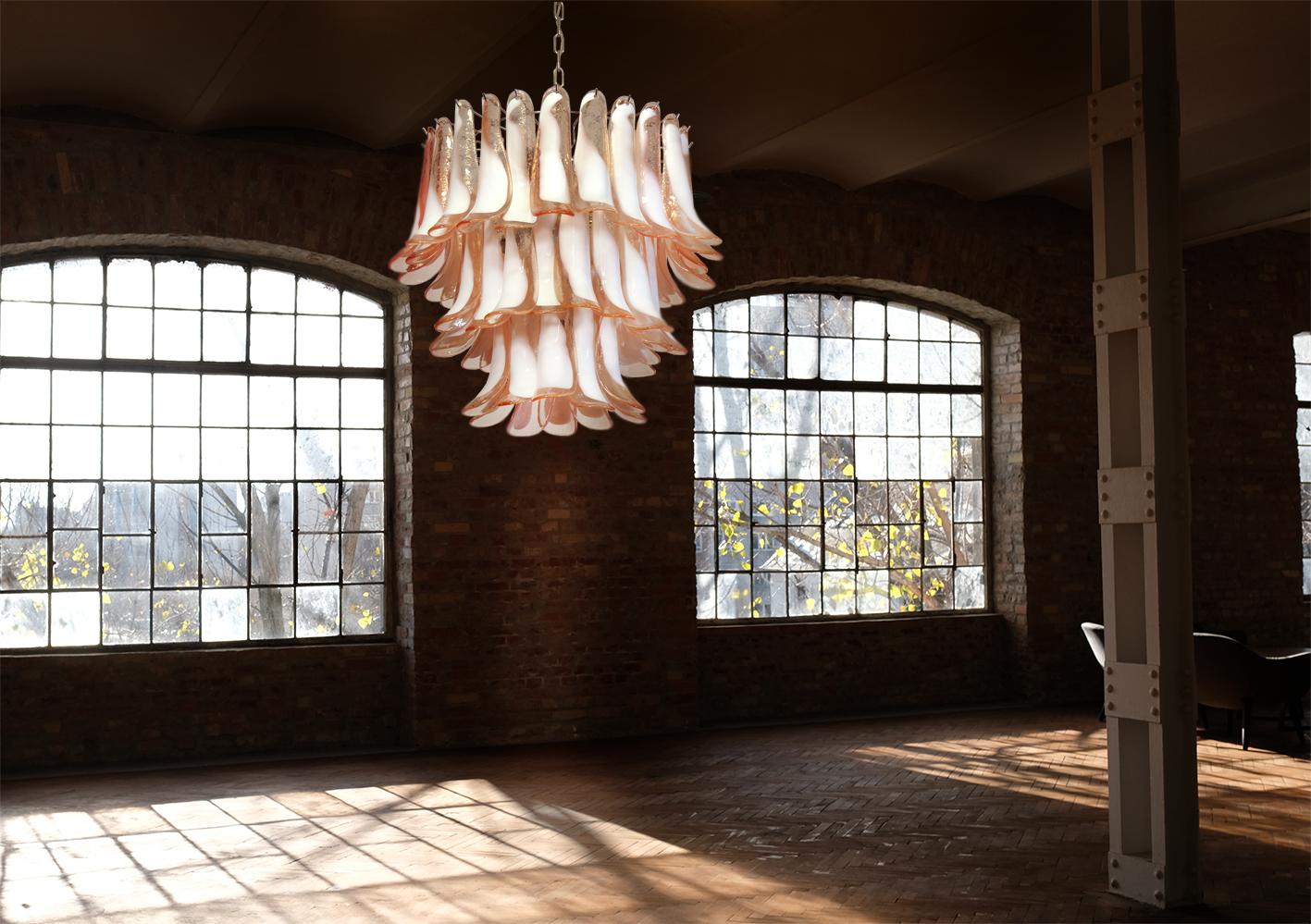 Lampadari 'Flamingo' italiani a 53 petali rosa, Murano in vendita 2