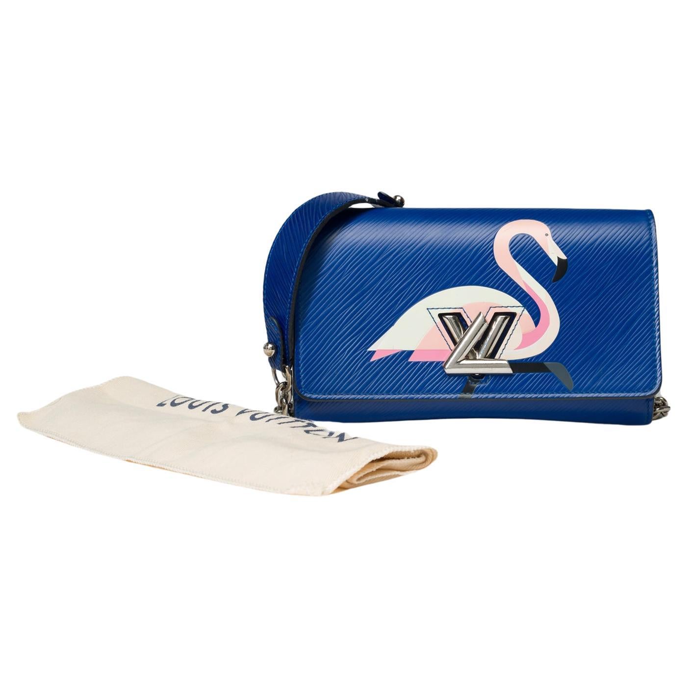 Beautiful​ ​Louis​ ​Vuitton​ ​Flamingo​ ​Twist​ ​limited​ ​edition​ ​in​ ​blue​ ​epi​ ​leather​ ​enhanced​ ​with​ ​the​ ​flamingo​ ​pattern,​ ​silver​ ​metal​ ​trim,​ ​silver​ ​metal​ ​handle​ ​for​ ​a​ ​shoulder​ ​or​ ​shoulder​ ​strap

Flap​