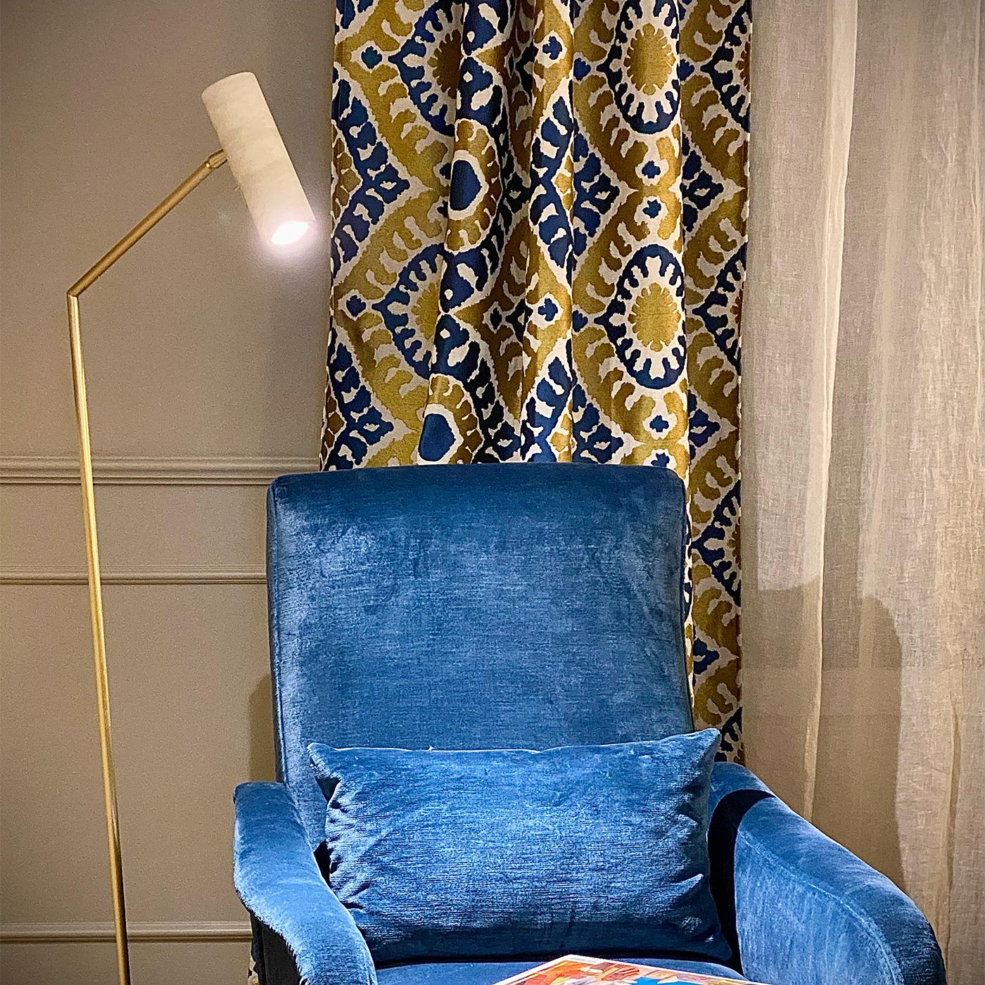 The Flamingo floor lamp showcases a refined blend of style and functionality, making it an exquisite addition to any living space. Its design features a slender brass stem that elegantly contrasts with the unique adjustable alabaster shade. This