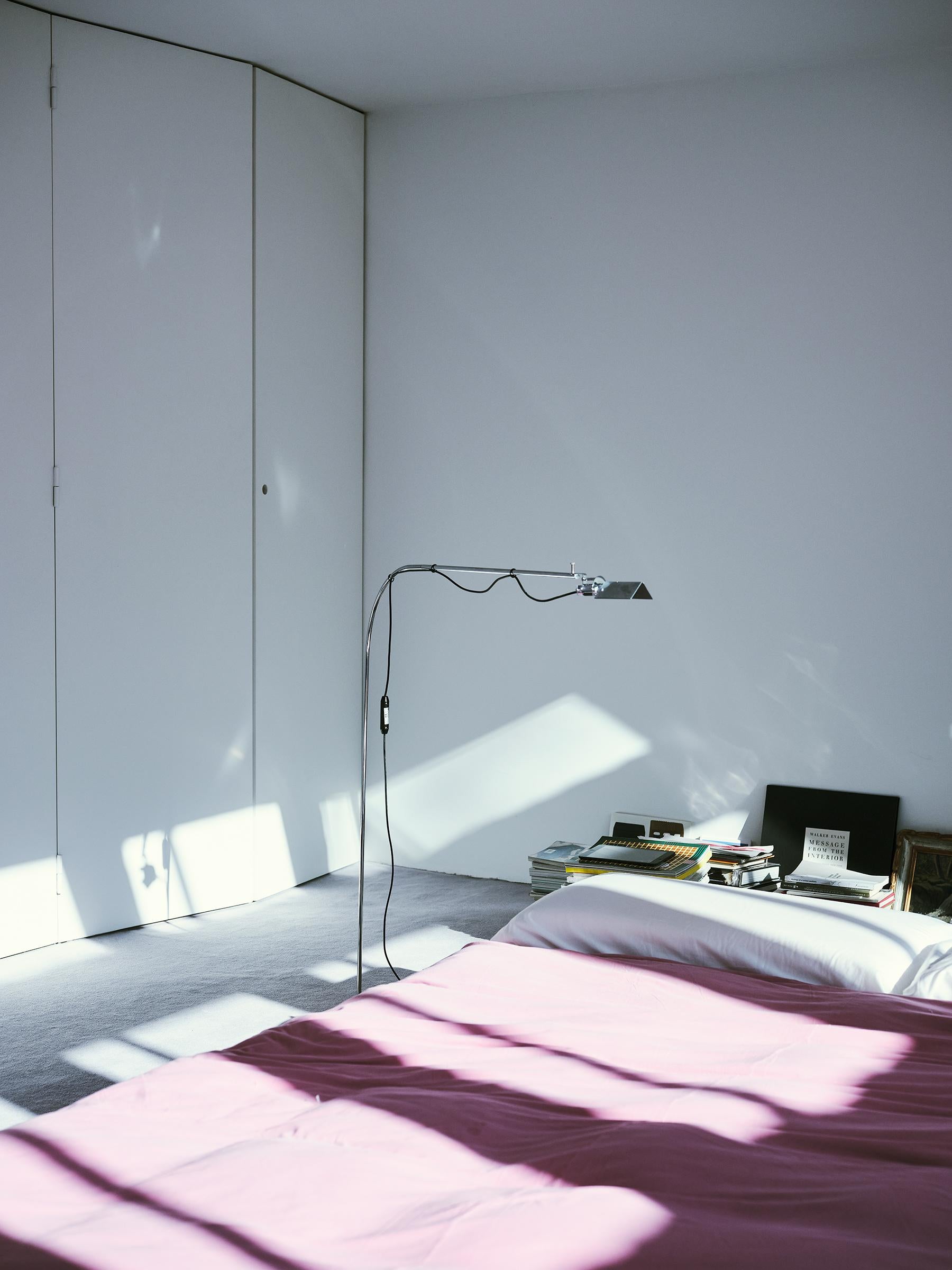 Lampe sur pied Modern Flamingo, par Alvaro Siza Vieira, tige en fer chromé, modernisme en vente 4