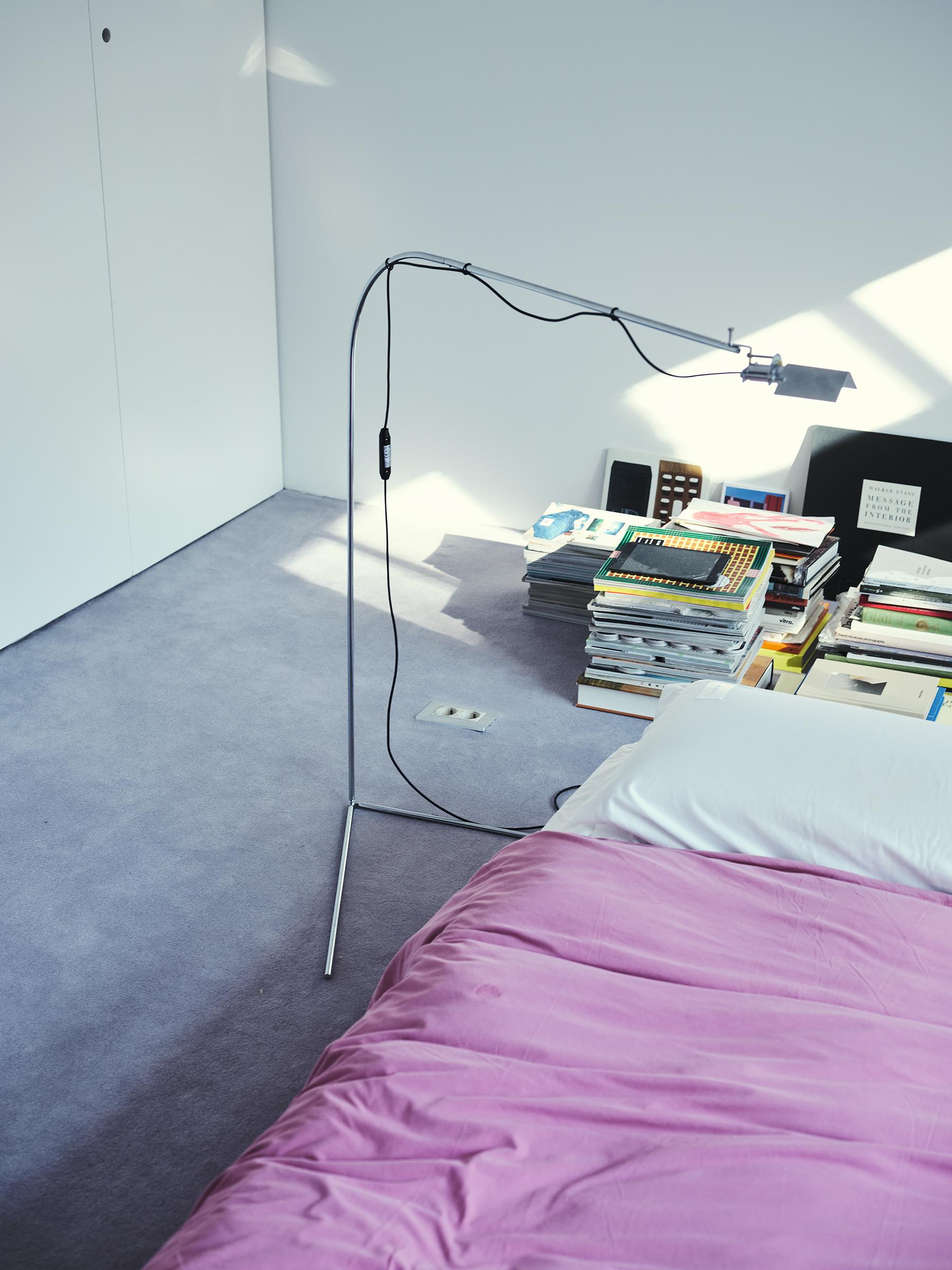 Lampe sur pied Modern Flamingo, par Alvaro Siza Vieira, tige en fer chromé, modernisme en vente 5