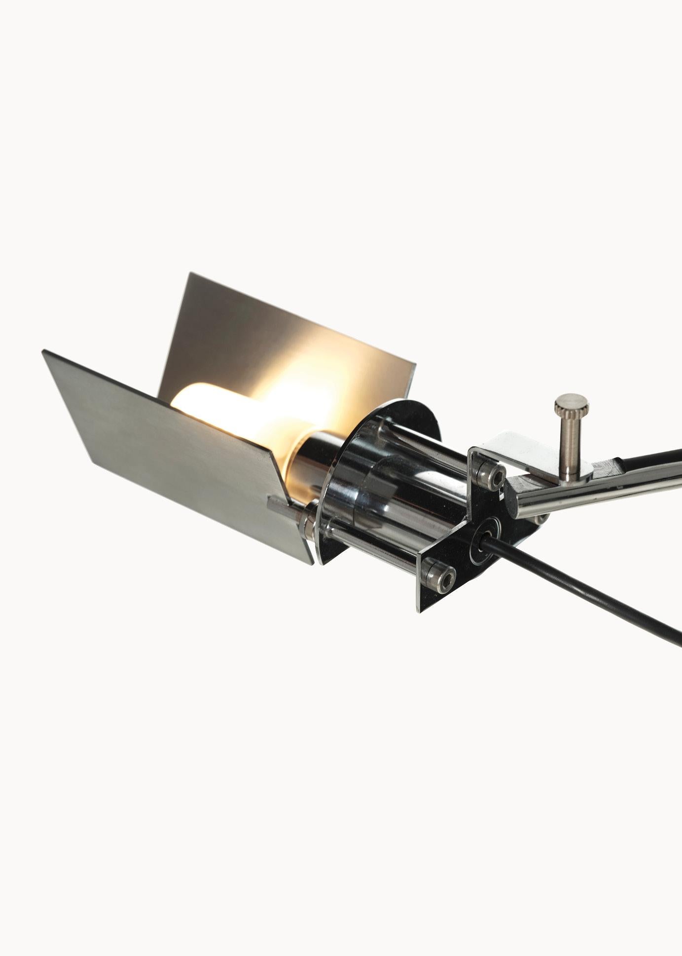 Moderne Lampe sur pied Modern Flamingo, par Alvaro Siza Vieira, tige en fer chromé, modernisme en vente