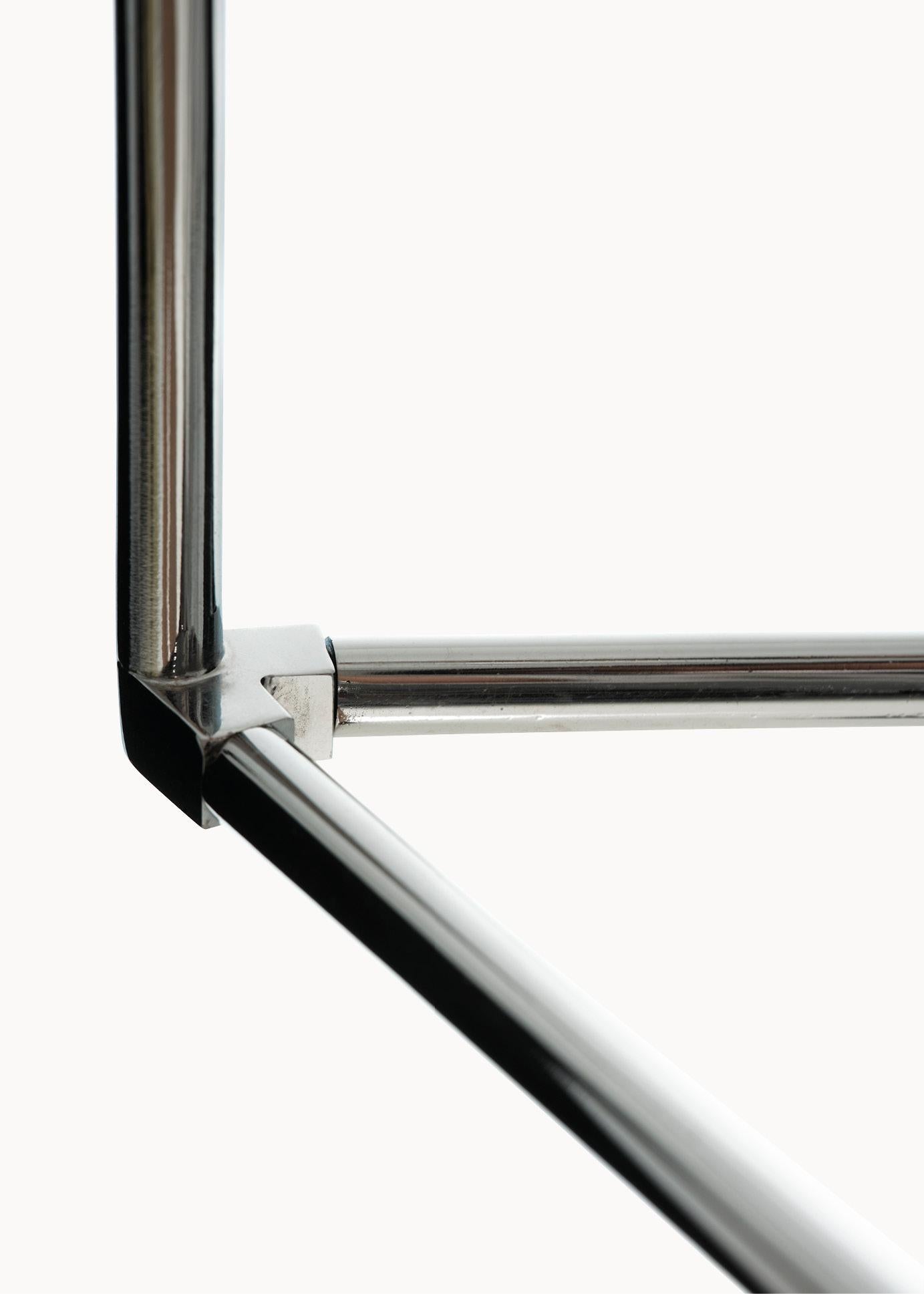 Espagnol Lampe sur pied Modern Flamingo, par Alvaro Siza Vieira, tige en fer chromé, modernisme en vente