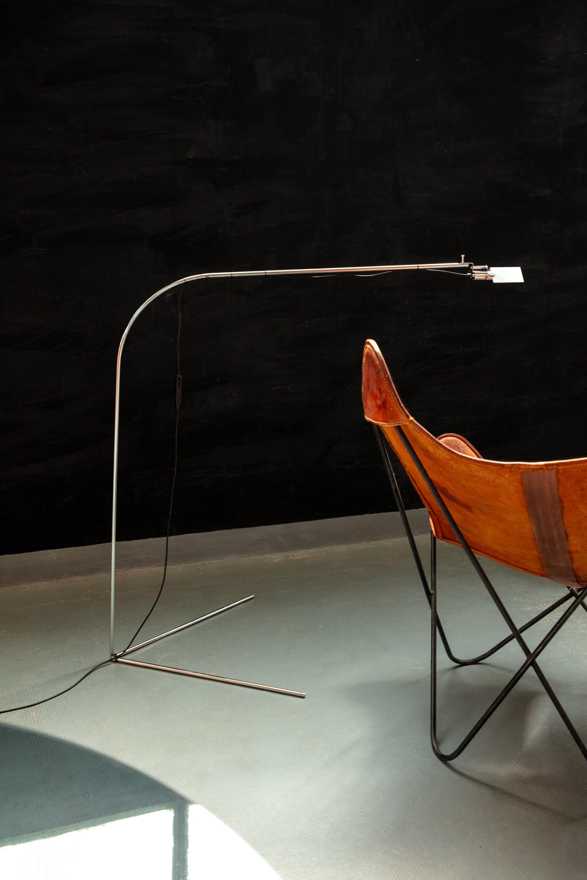 Fer Lampe sur pied Modern Flamingo, par Alvaro Siza Vieira, tige en fer chromé, modernisme en vente