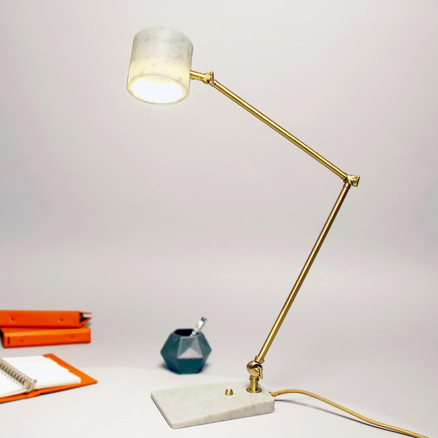 The Flamingo desk lamp is characterized by the contrast between the volumes of its elements: the thinness of the adjustable angle brass arm contrasts with the unusual adjustable marble shade.