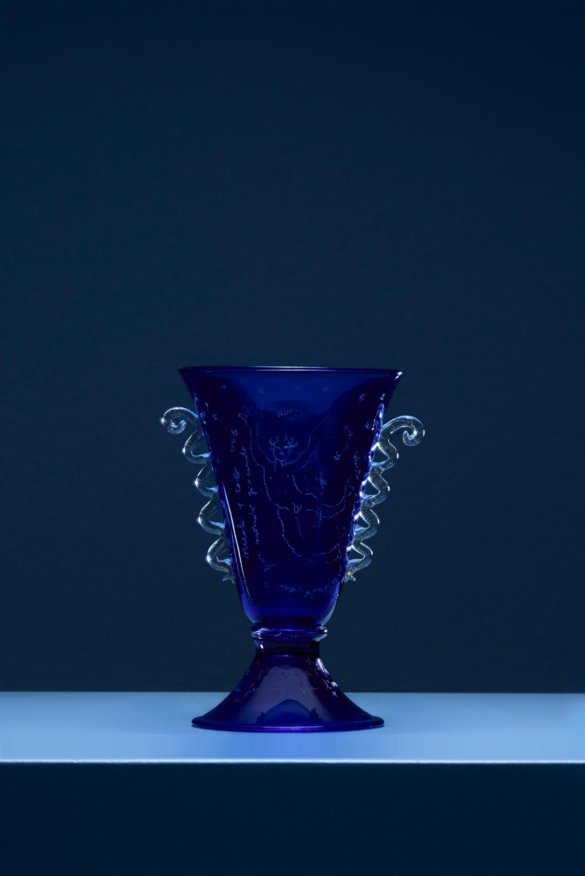 Buriné Flaminia Veronesi - Verre de Murano bleu foncé gravé en vente