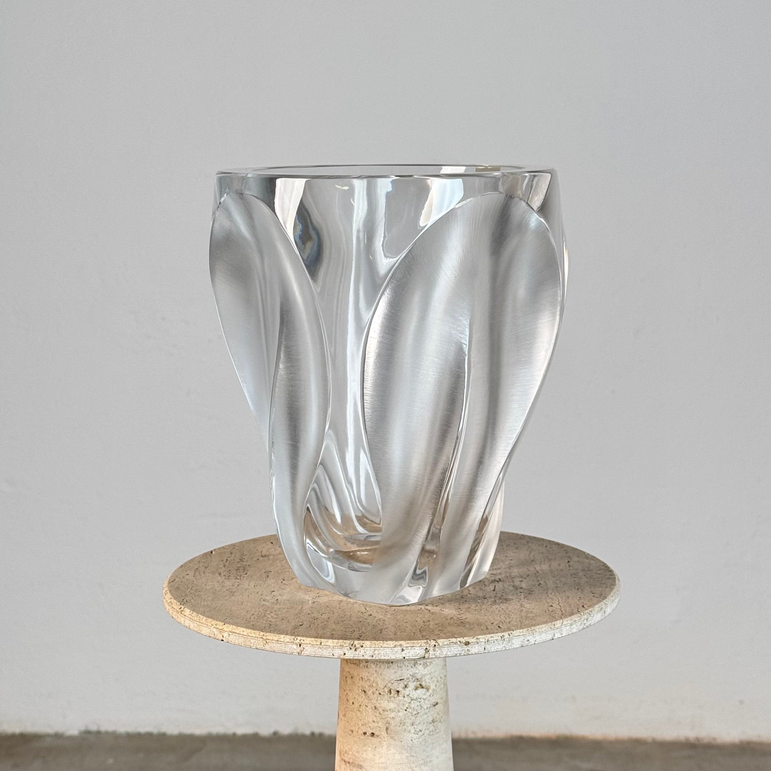 Exceptional museum-grade Lalique crystal vase, Paris, 1970s. A monumental sculptural piece in thick, heavy crystal (approximately 7 kg), signed on the base and still retaining its original gold label. Dimensions: 21 cm diameter, 2.5 cm rim