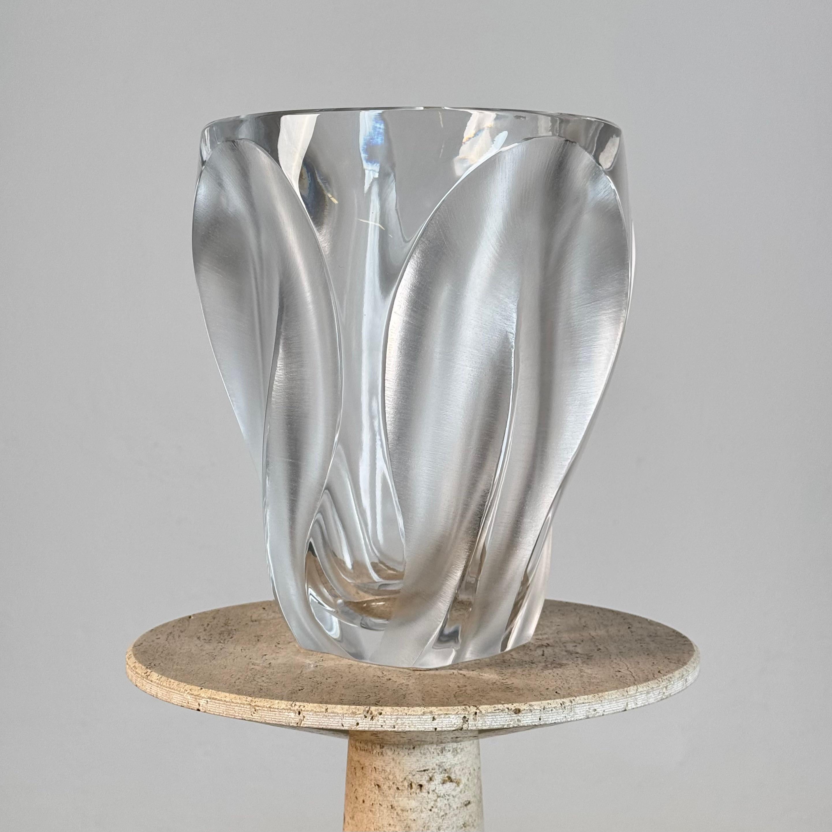 Francese “Flamme” Crystal Vase by Lalique Paris, Signed, 1970s – Sculptural Flower Vase in vendita