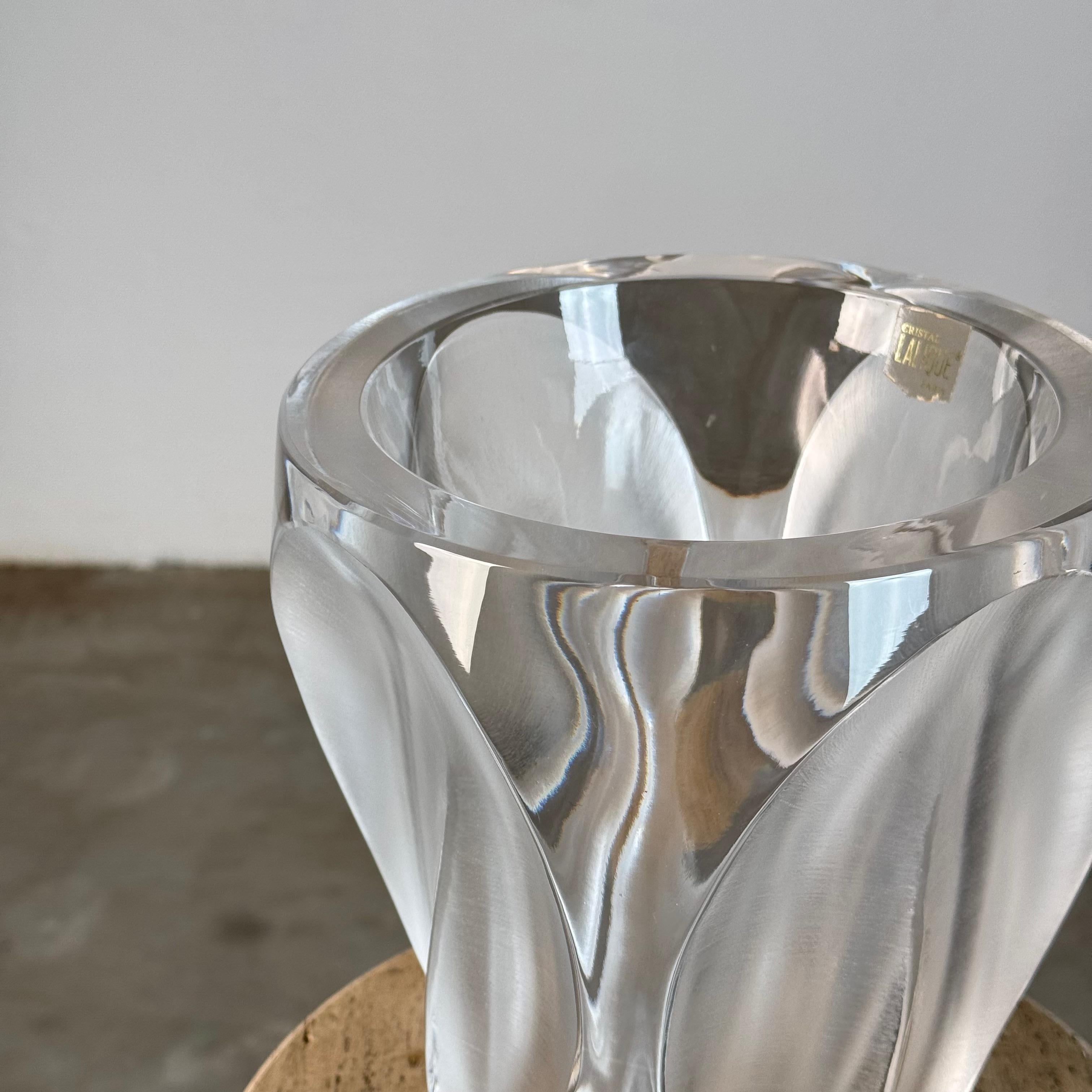 Intagliato a mano “Flamme” Crystal Vase by Lalique Paris, Signed, 1970s – Sculptural Flower Vase in vendita