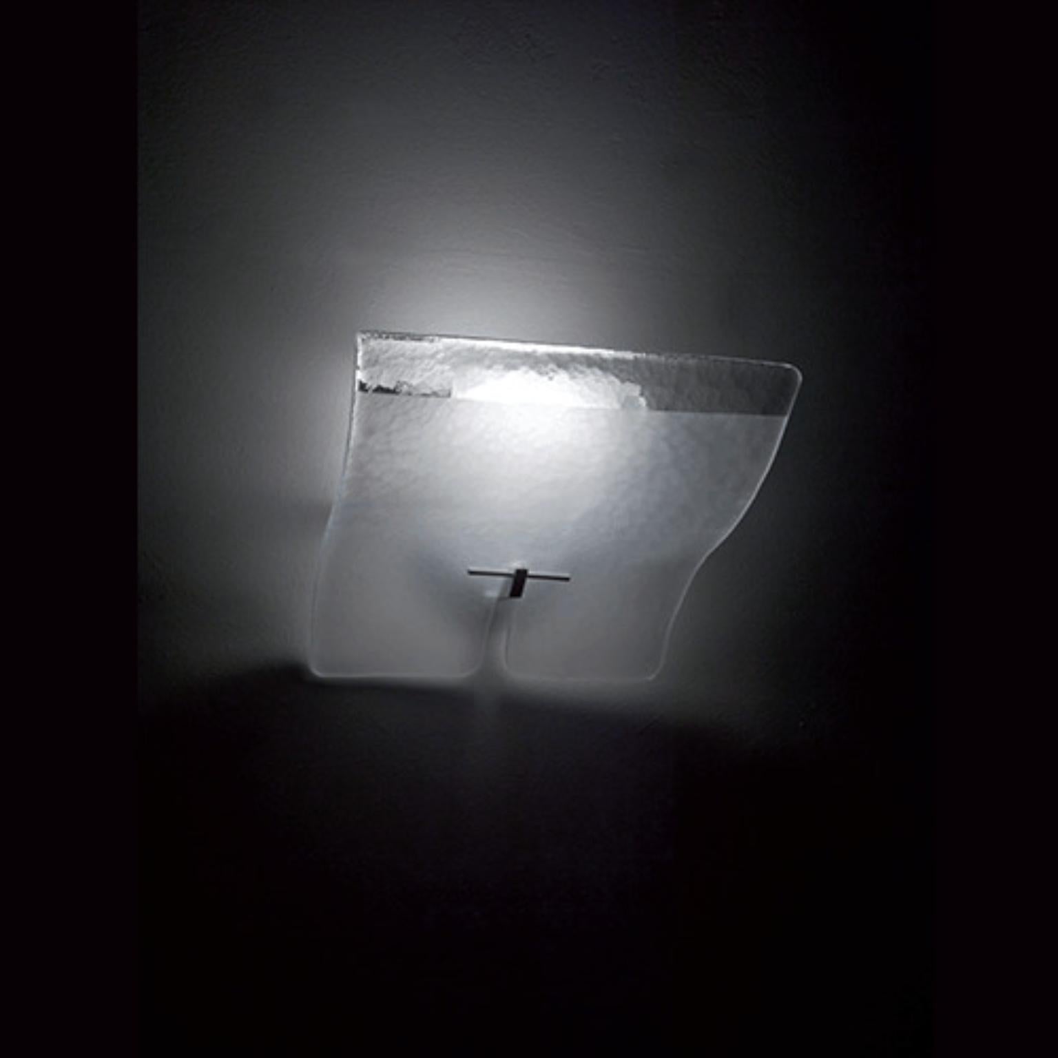 Lámpara de pared Flap FLAAPM de Mazzega 1946
Dimensiones: An 32 x Pr 17 x Al 25 cm.
Materiales: Estructura: Níquel satinado. 
Difusor: Cristal acidificado.
Peso: 2,5 Kg. 

Las raíces de Mazzega1946 están en Murano, tierra de maestros vidrieros que