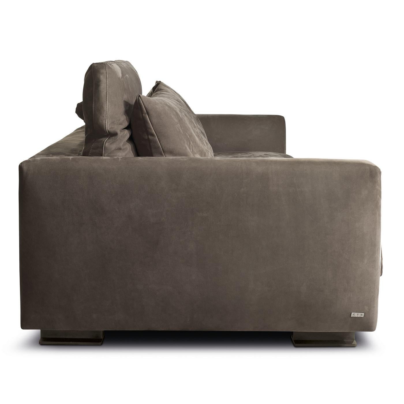A statement piece in a modern or classic living room, the cushy padding of this sofa is made of goose down with polyurethane inserts (available also only in polyurethane). Part of the Flap series characterized by an adjustable backrest, the frame is