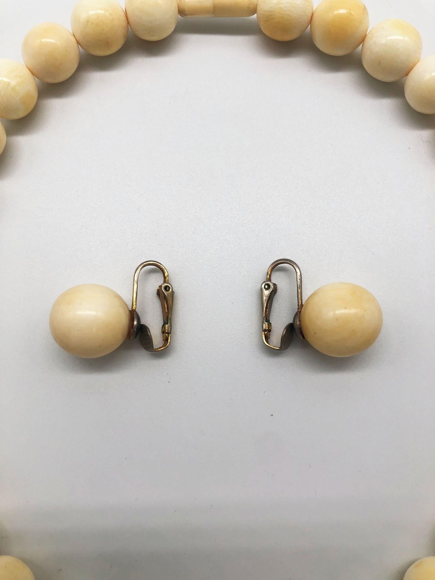 Flapper Era Bone Beaded Necklace Choker w/ Matching Clip-on Earrings In Excellent Condition For Sale In Van Nuys, CA