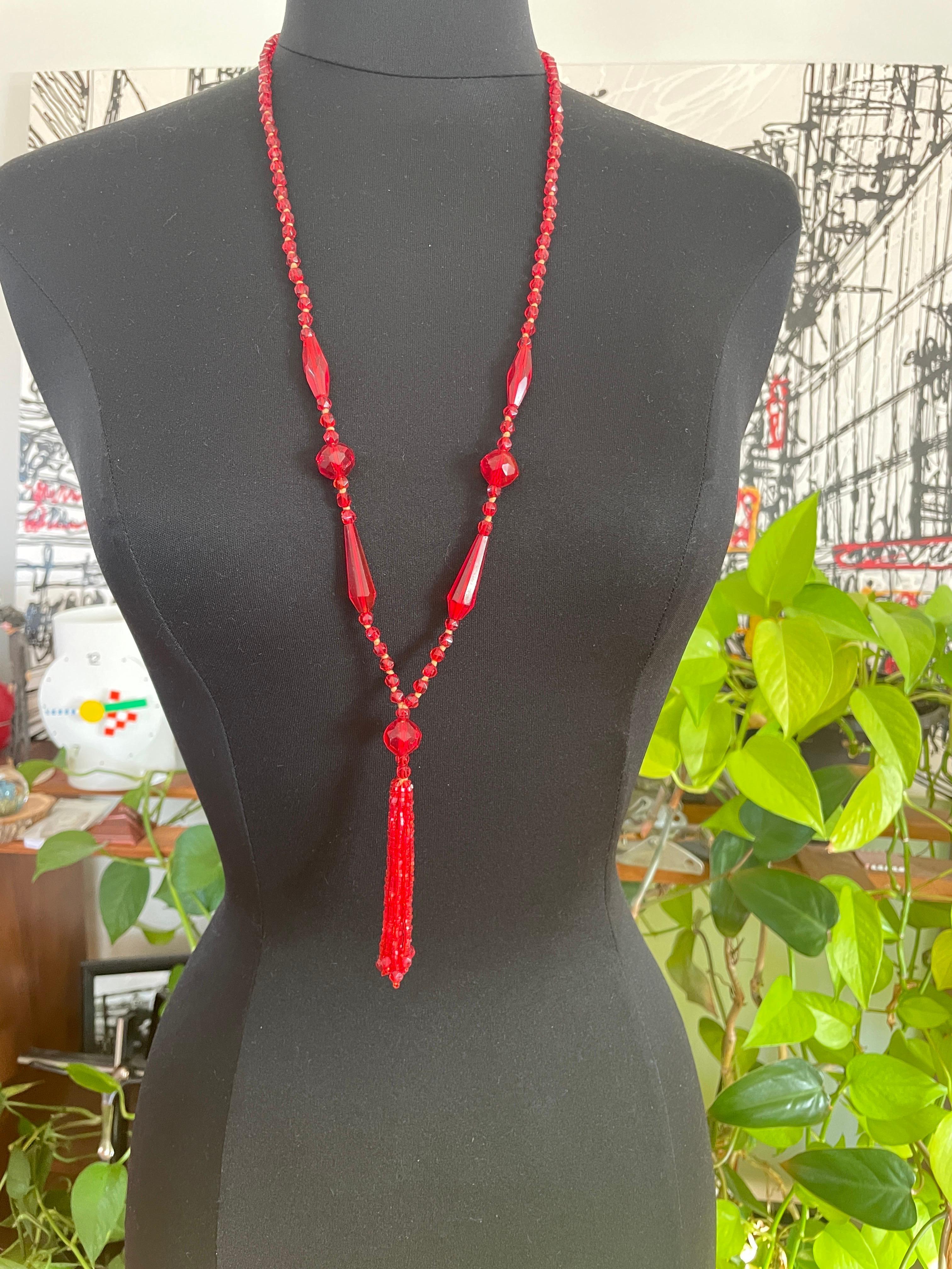 Flapper Glass Red sautoir Necklace Art Deco 1920s In Excellent Condition For Sale In Wallkill, NY