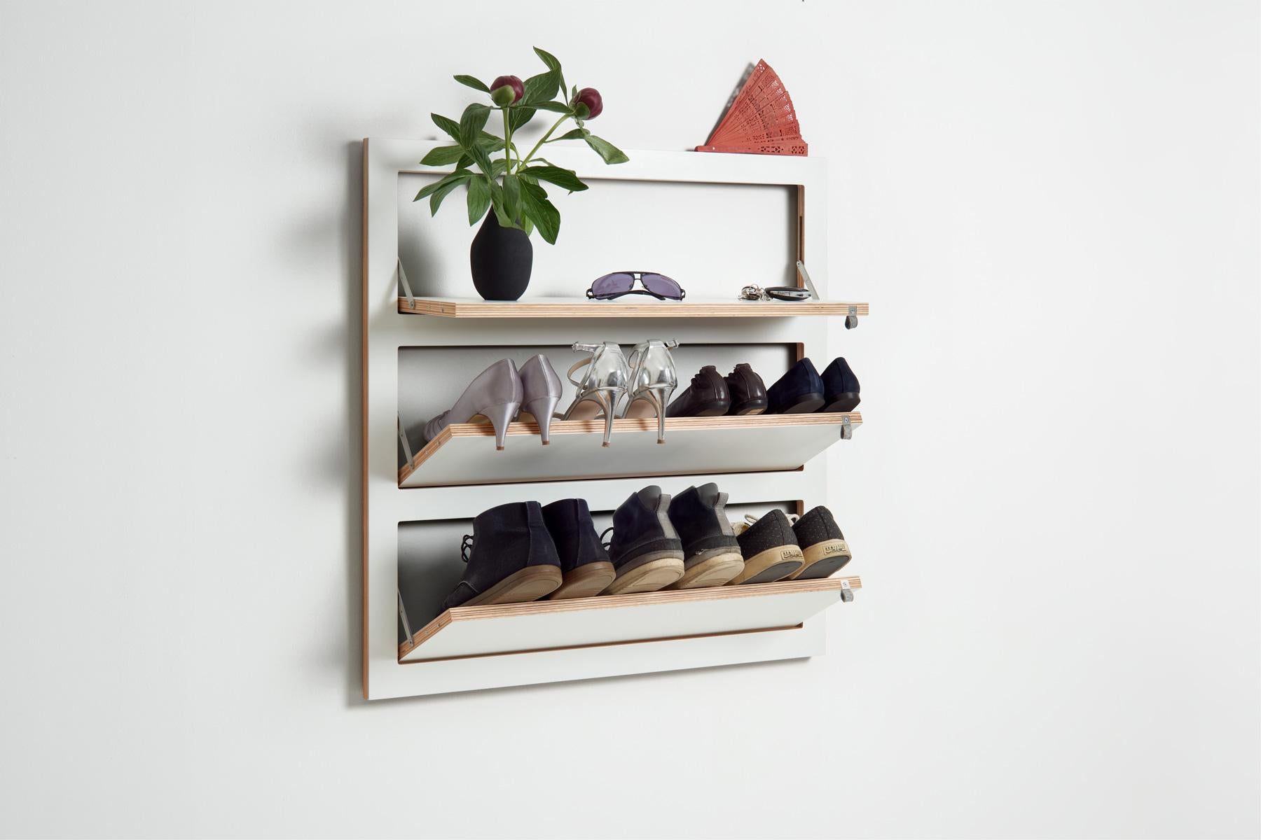 To eliminate mountains of shoes under the wardrobe, all Fläpps wall shelves with a small depth can now be conver- ted into a shoe shelf with a simple trick. By inserting small magnets in the rail of the hinges, the flaps of the shelves open only 45