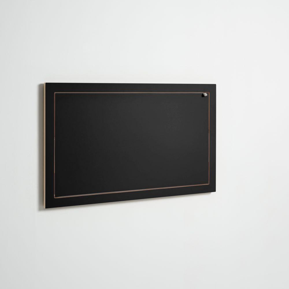 A lot of work requires a lot of space. But only until it is done. That's why we now have the large Fläpps Secretary  (100x60-1). After work, this fully-grown desk folds back up so discretely against the wall that you can no longer see anything of