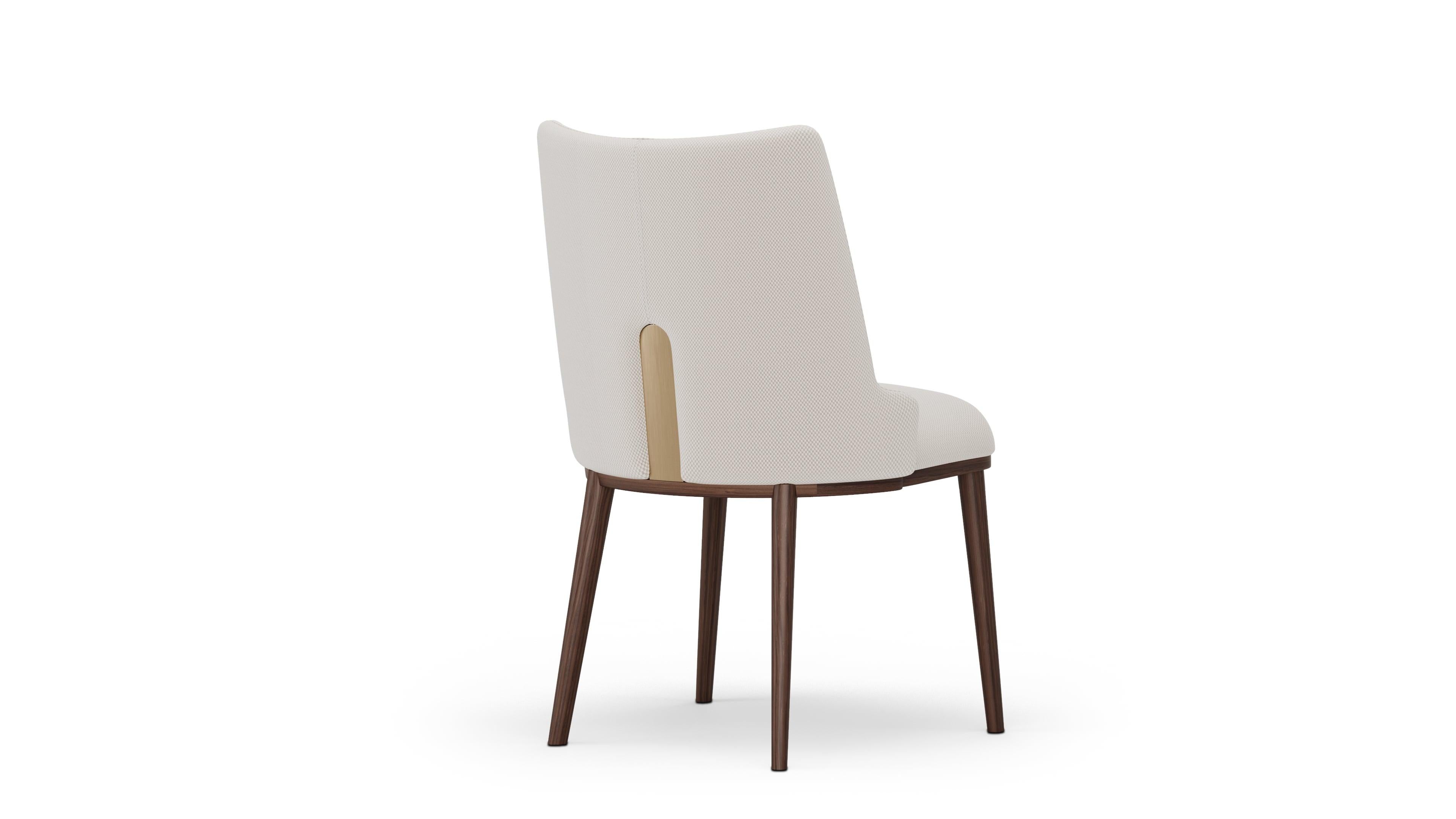 Brossé Chaise Ilora en tapisserie d'ameublement crème avec pieds en noyer et détails métalliques - Sans accoudoirs en vente