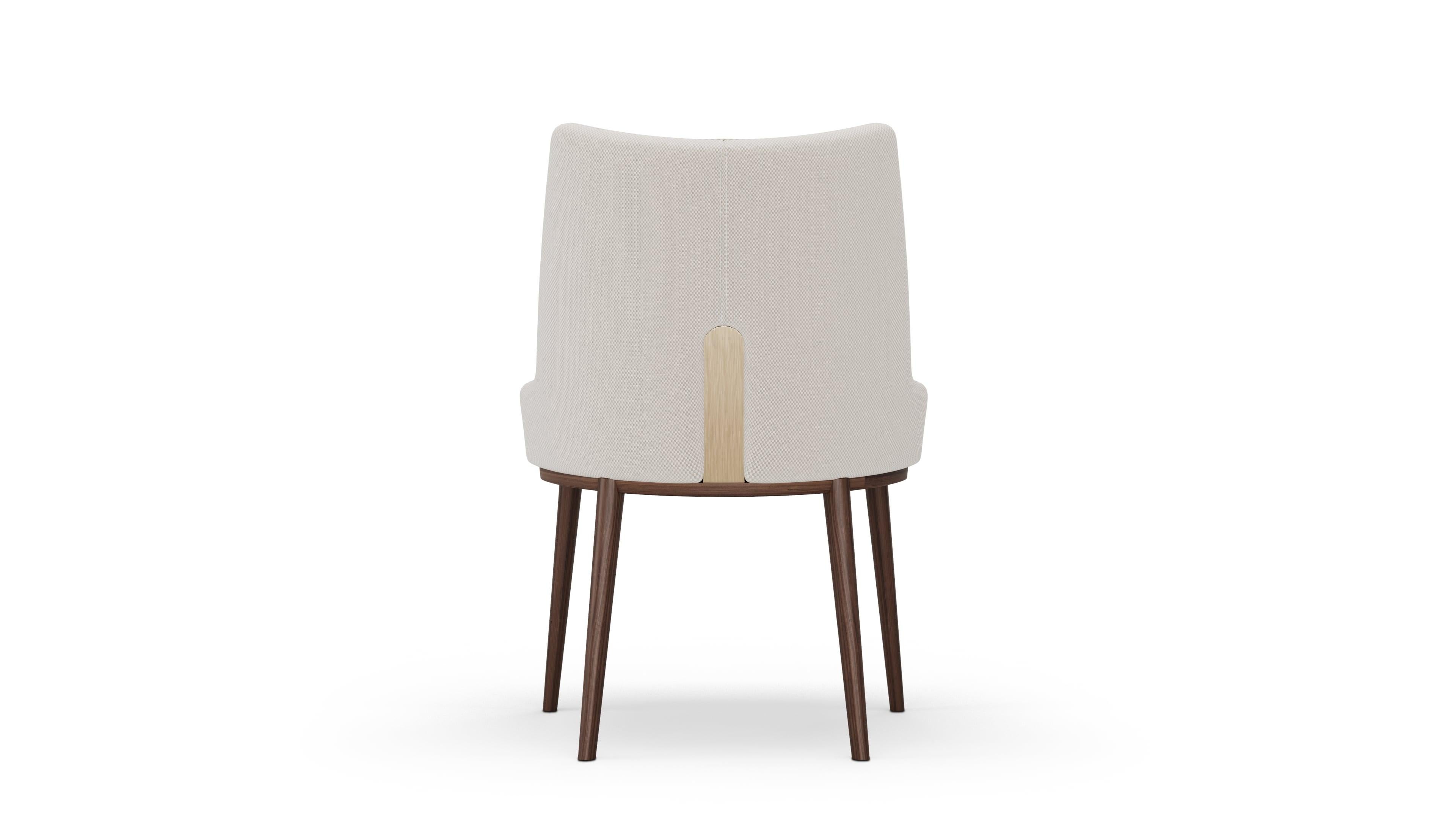 Chaise Ilora en tapisserie d'ameublement crème avec pieds en noyer et détails métalliques - Sans accoudoirs Neuf - En vente à Freamunde, PT