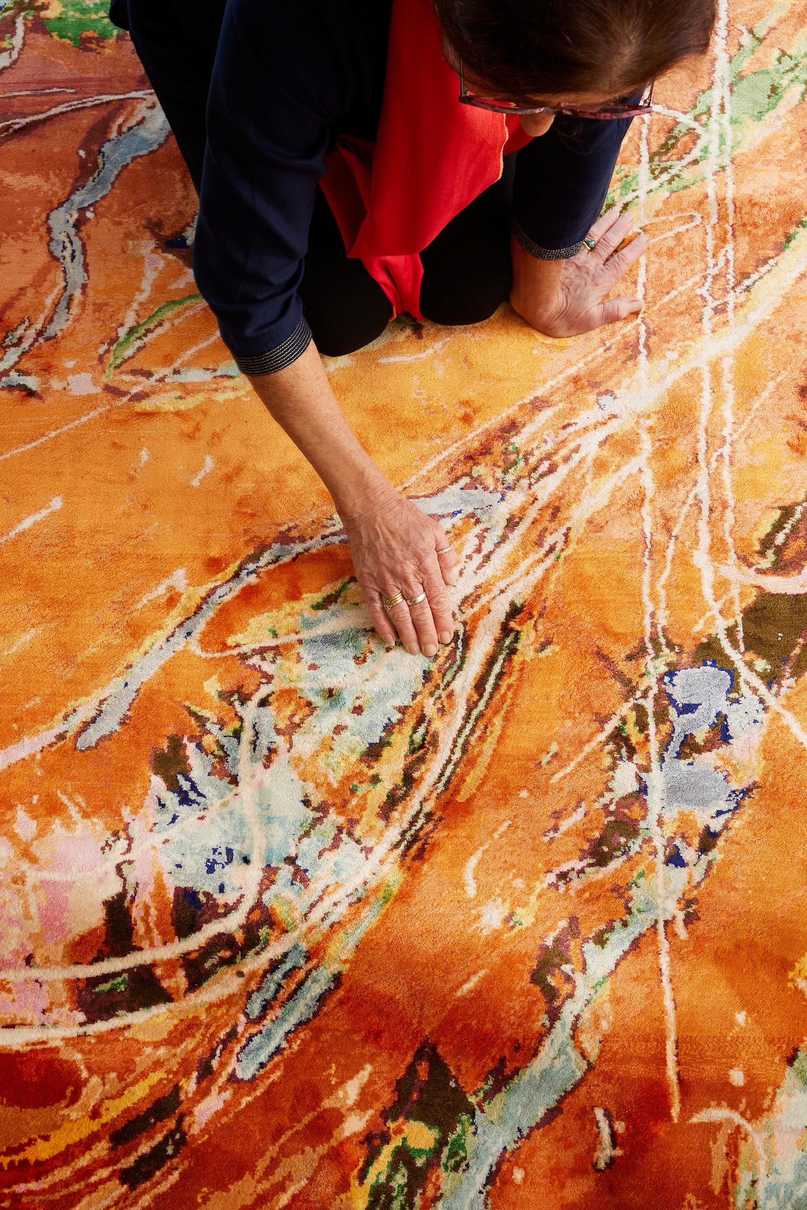 Expressionniste Flare :  Tapis de créatrice orange noué à la main par Dena Lawrence, tissé au Cachemire en vente