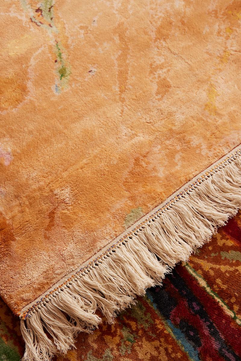 Fackel:  Designer-Teppich aus orangefarbener Seide von Dena Lawrence, handgeknüpft, gewebt in Kaschmir (21. Jahrhundert und zeitgenössisch) im Angebot