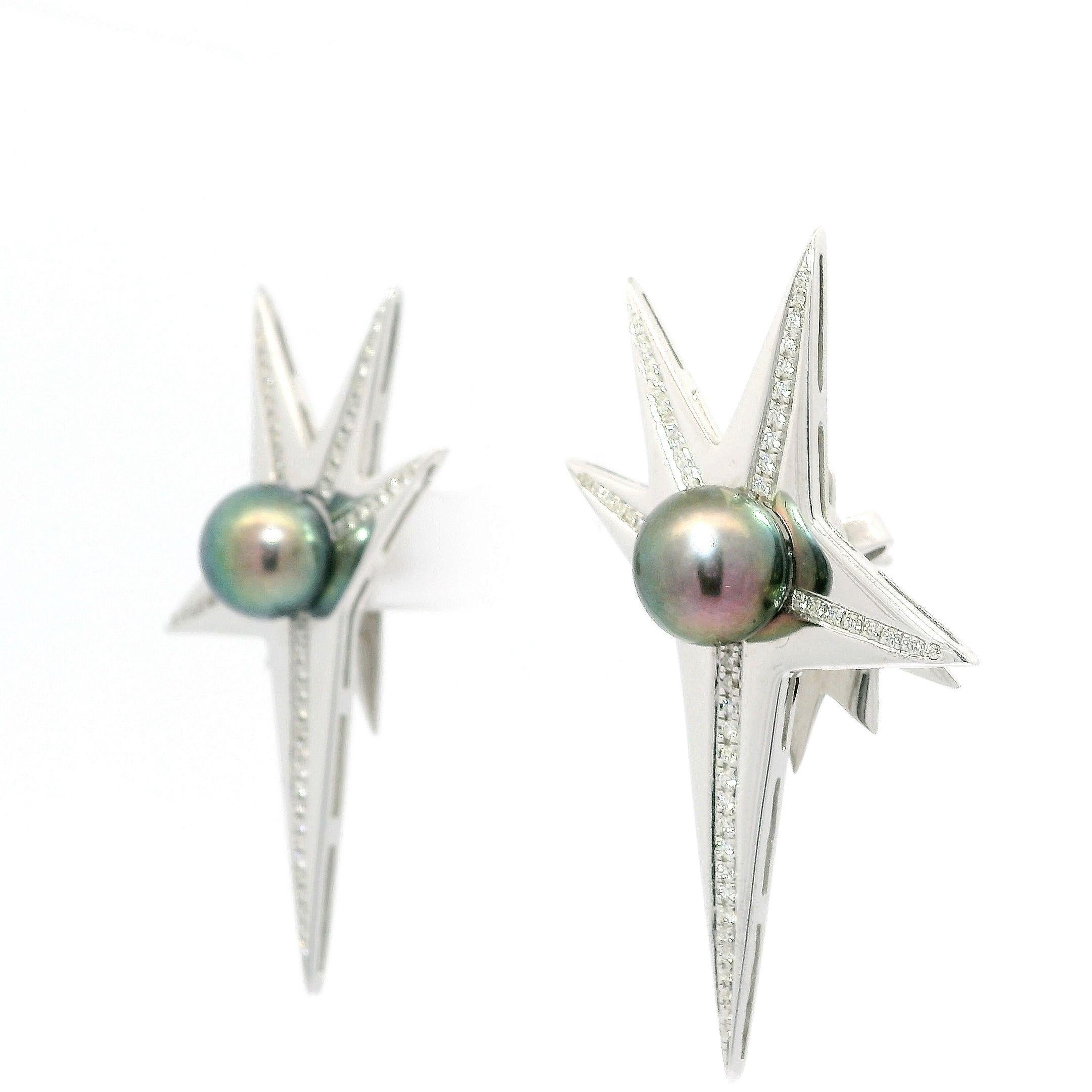 Emana una raffinatezza celestiale con i nostri orecchini Flare con perle di Tahiti e diamanti in oro bianco 18 carati. Realizzati meticolosamente, questi orecchini presentano un'accattivante giustapposizione di perle tahitiane lucenti e diamanti