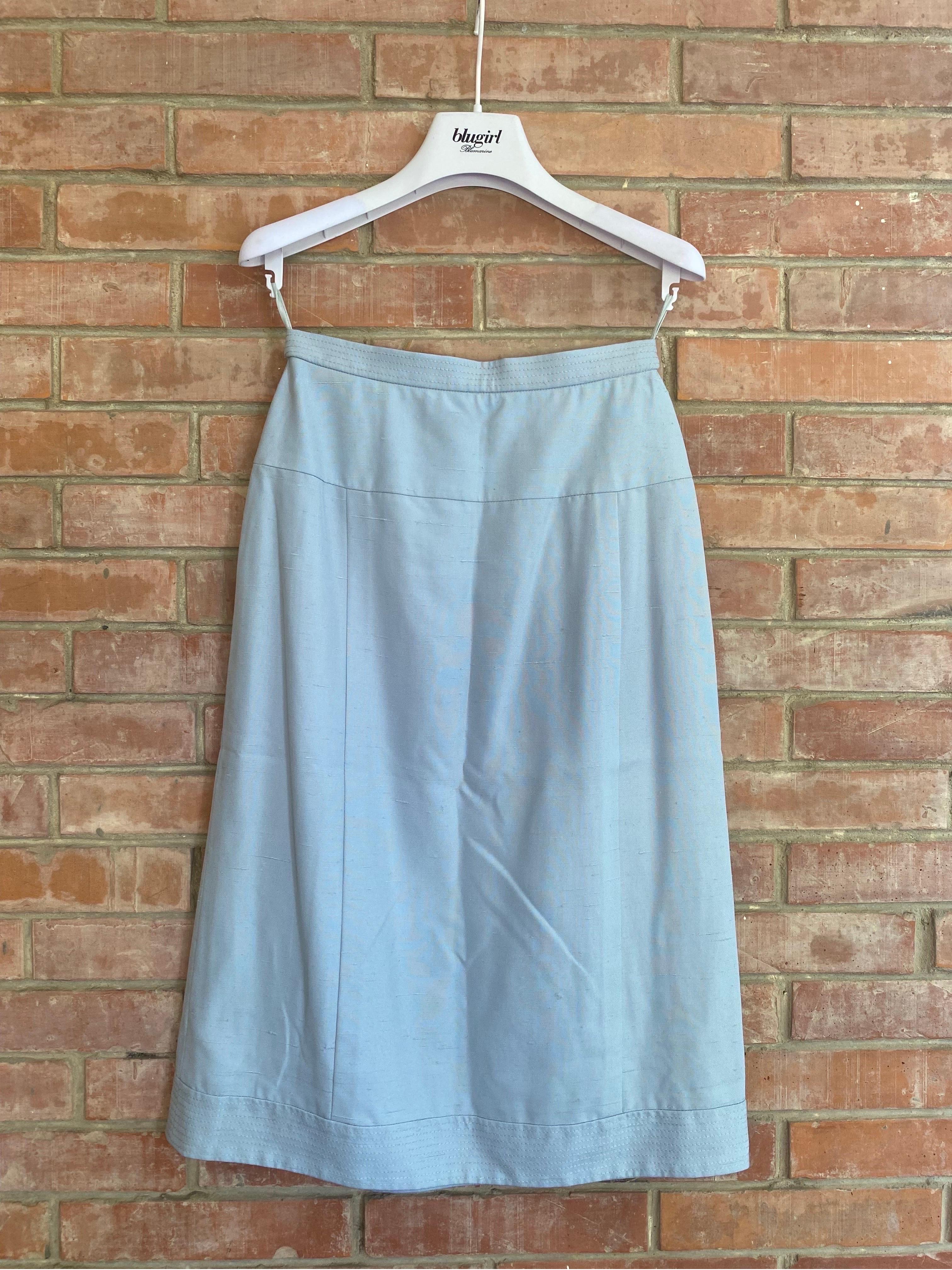 Flared Chanel skirt.
In pale blue colour.
With zip and side closure. Fabric with coarser threads specially made.
We think of the fabric as a cotton blend even if the composition label is not present. 
Internal lining has logo.
Size 38 French.
Waist
