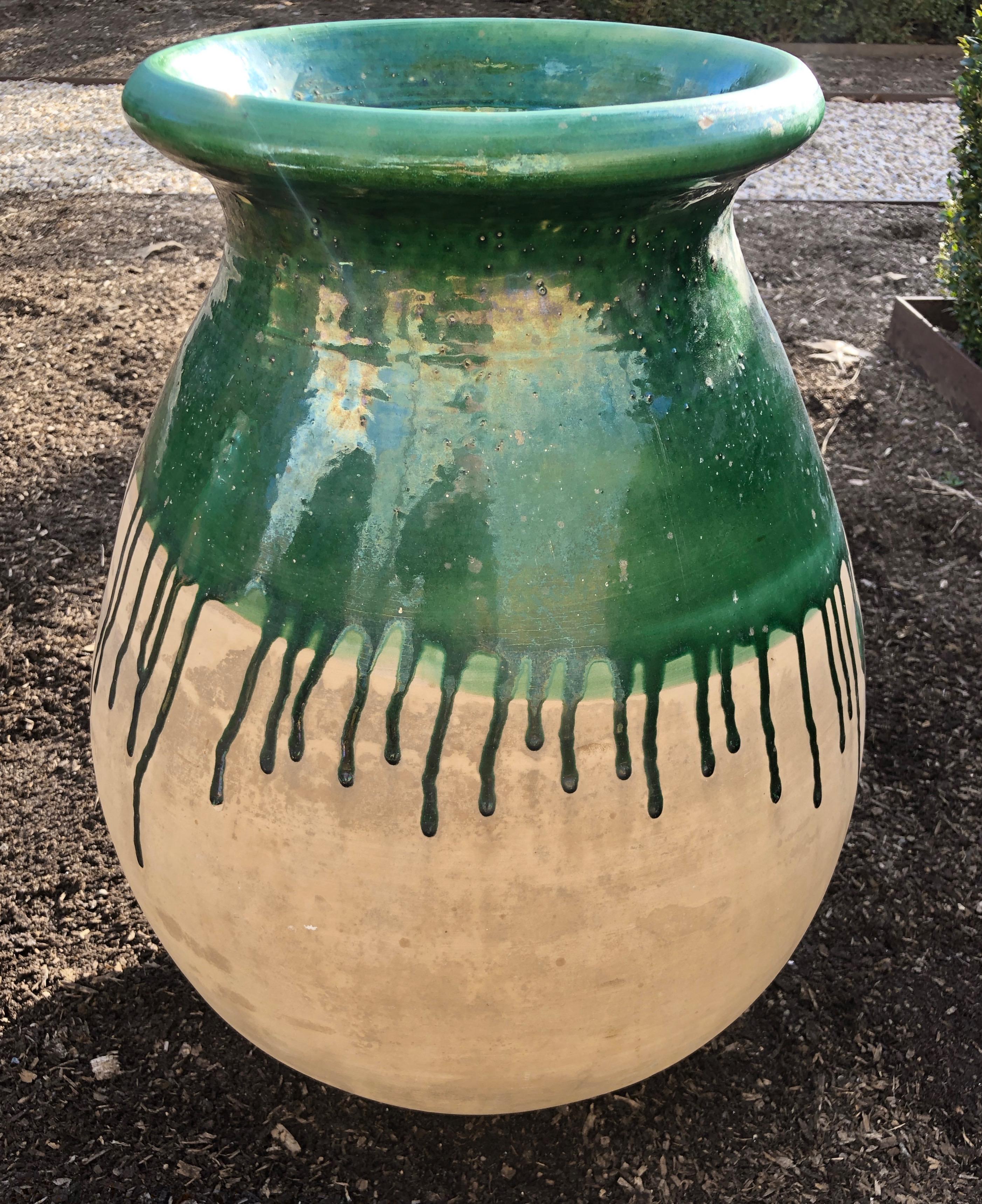 Pot en terre cuite évasé vert français demi-émaillé Bon état à Woodbury, CT