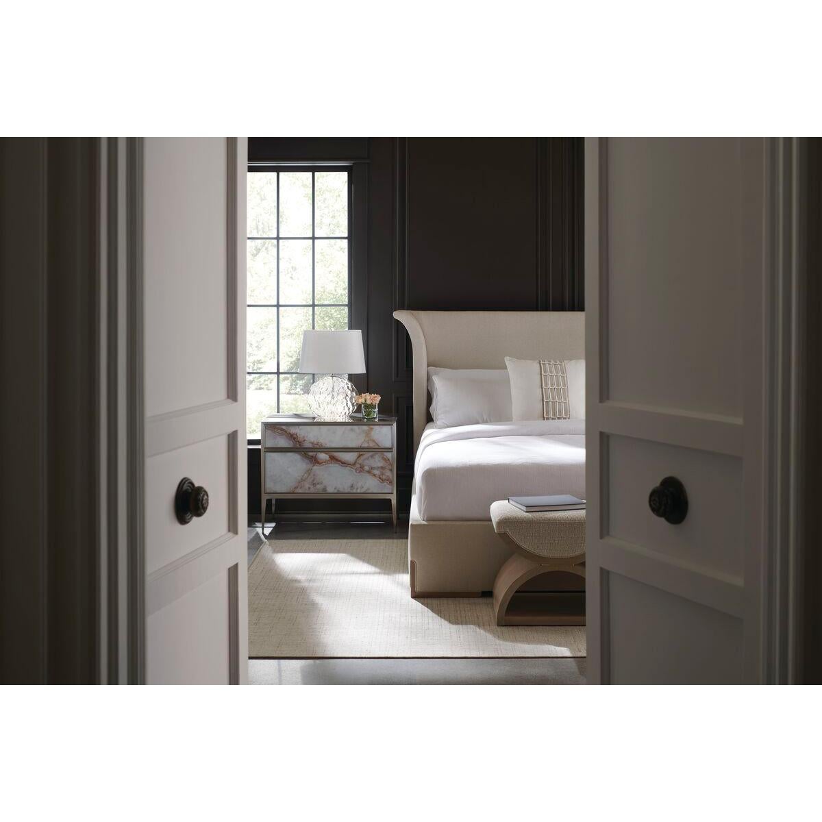 Flared Modernes gepolstertes Bett – Queen im Zustand „Neu“ im Angebot in Westwood, NJ