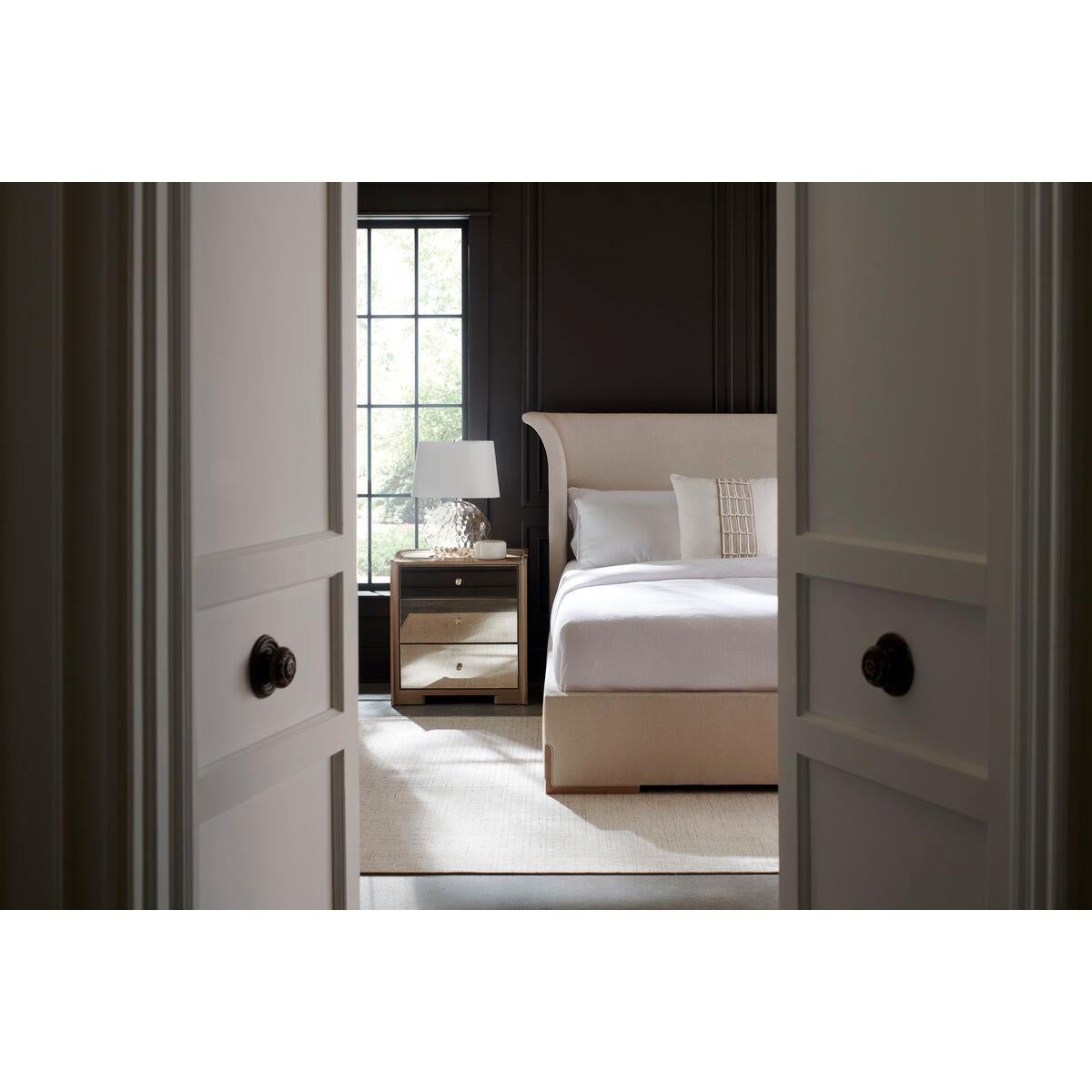 Flared Modernes gepolstertes Bett – Queen (21. Jahrhundert und zeitgenössisch) im Angebot